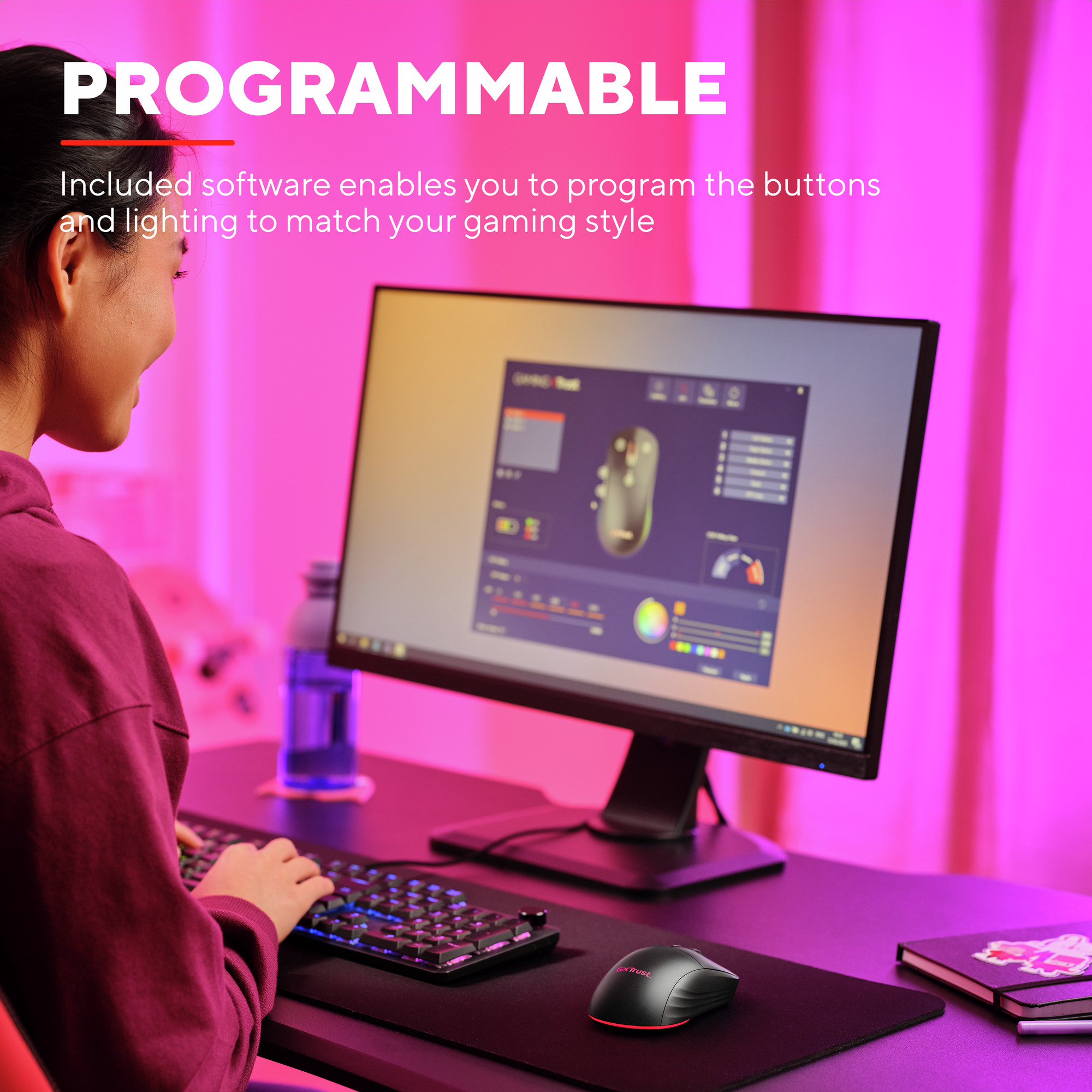 Kobieta używa klawiatury i myszy. Monitor pokazuje interfejs gry.