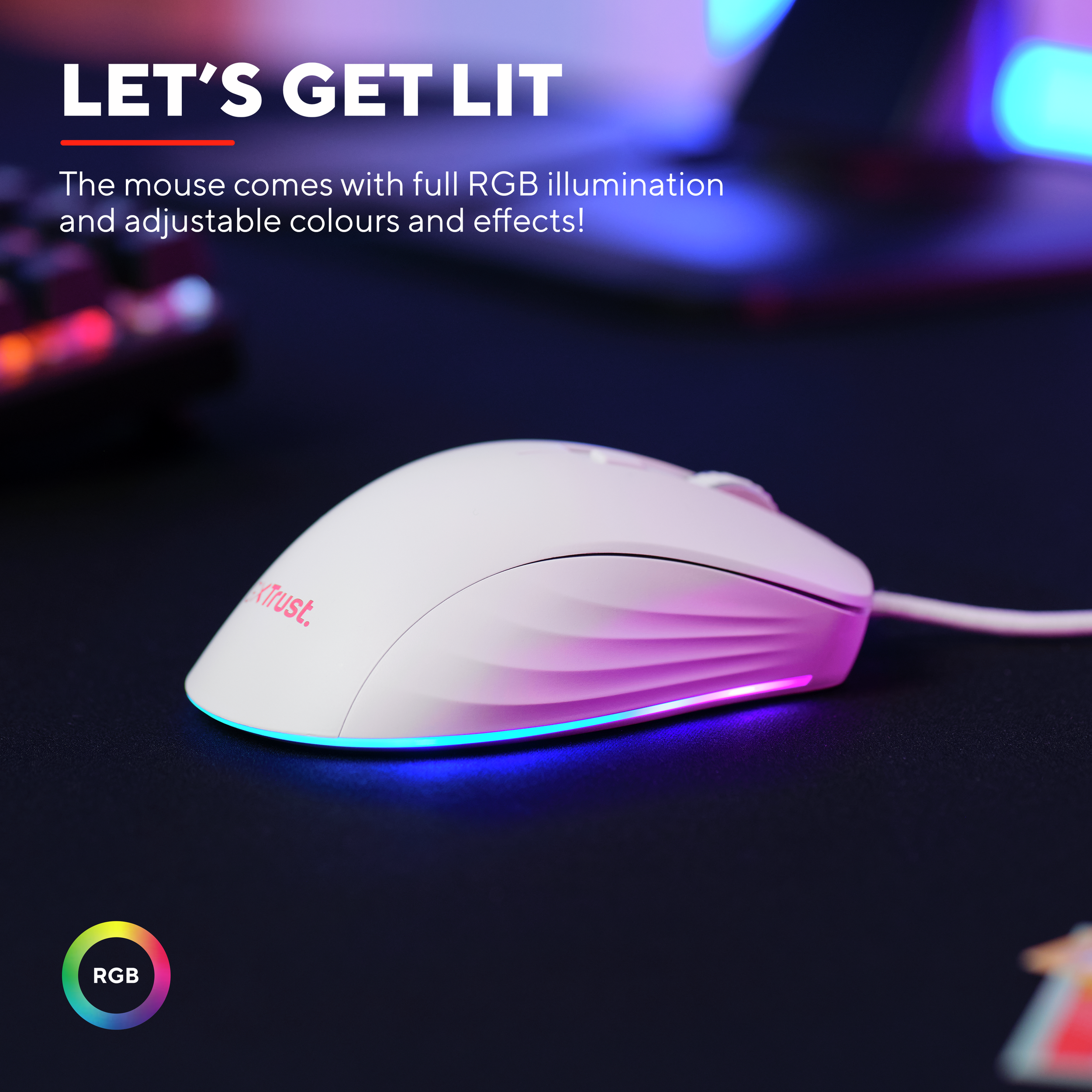 Eine weiße Trust Gaming-Maus mit RGB-Beleuchtung auf schwarzem Untergrund.