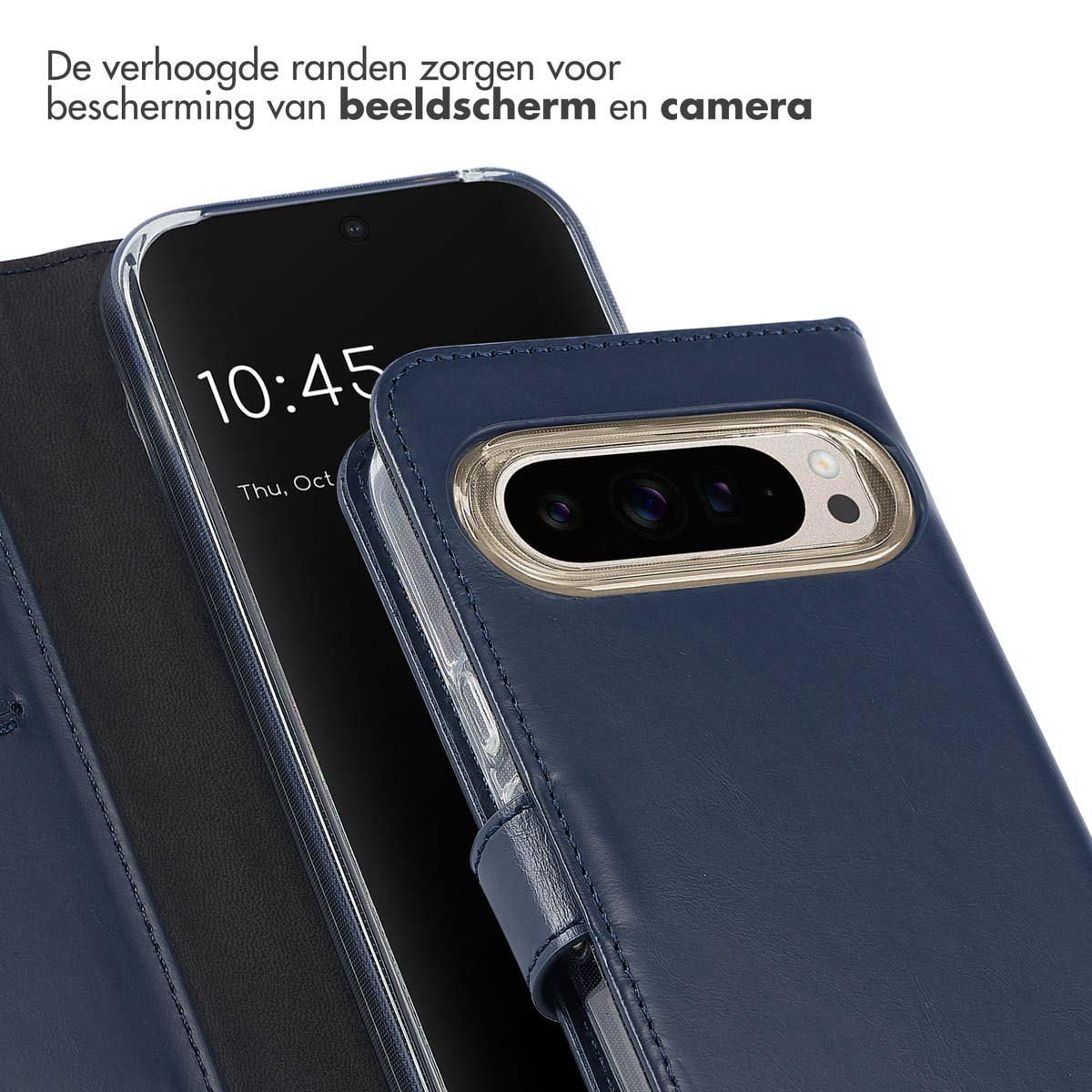 Primo piano di un telefono in una custodia blu. Lo schermo mostra ora e data.