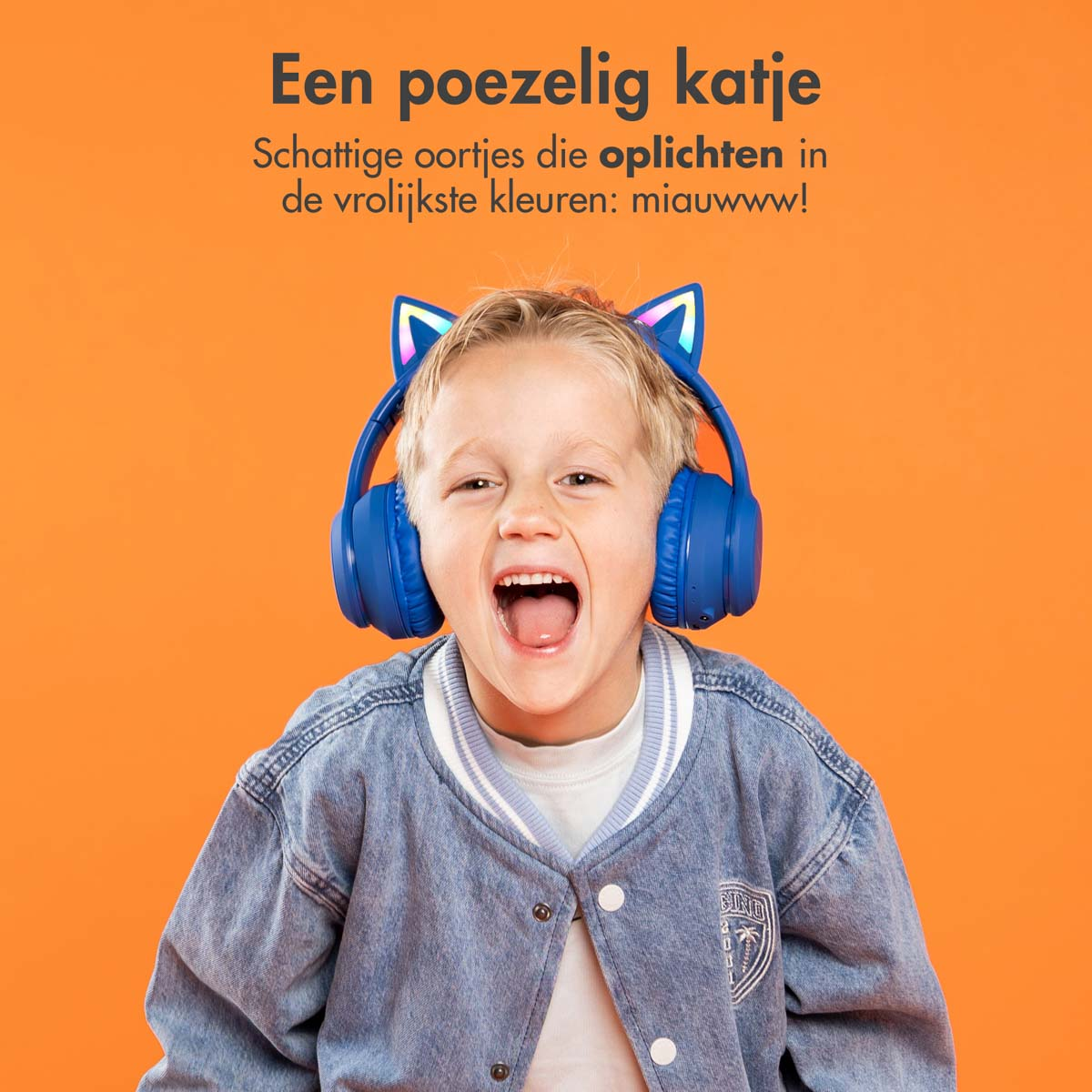 Een jongen met blauwe kattenoorkoptelefoon, mond open, op oranje achtergrond. Tekst zegt 'Een schattig katje'.