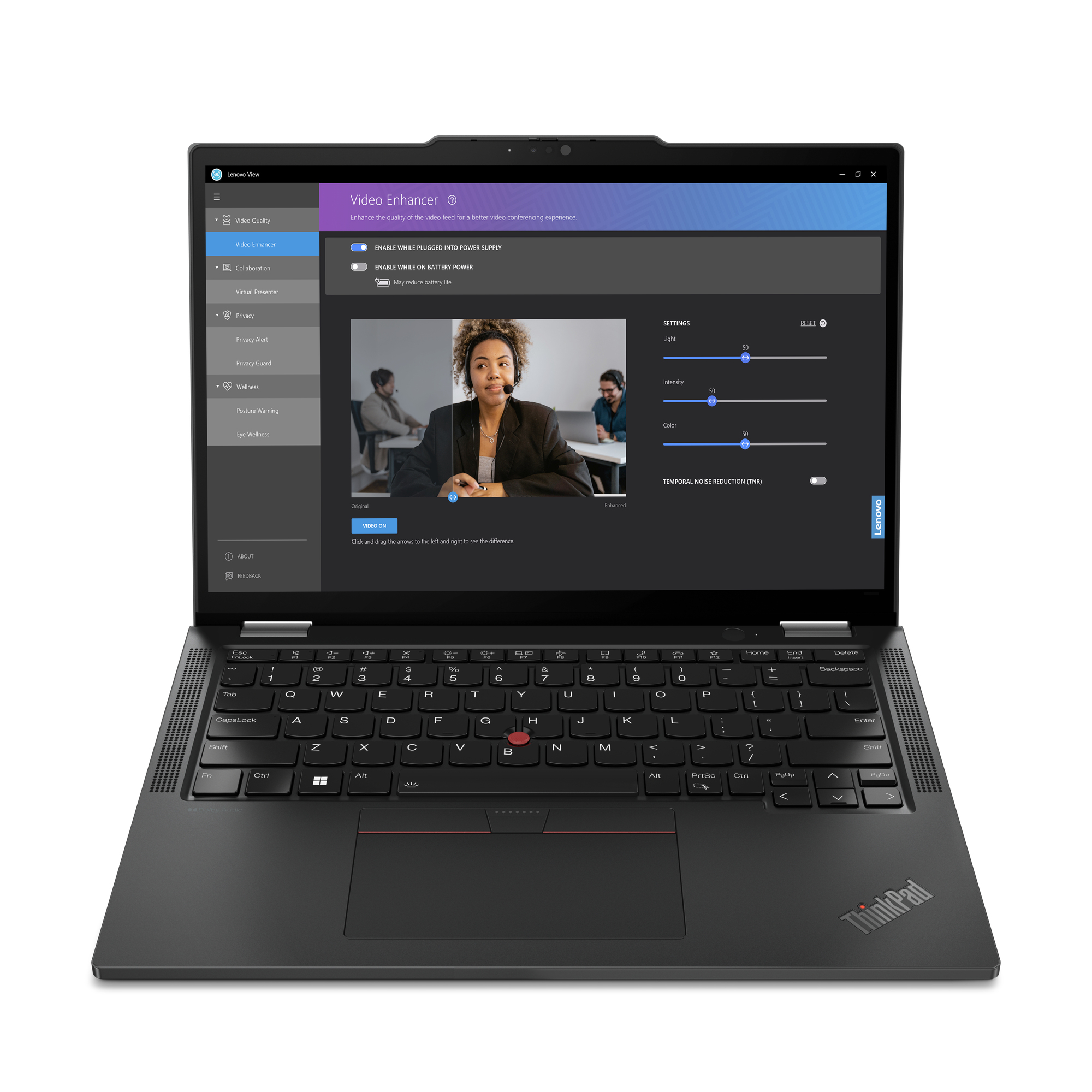 Laptop nero aperto, che mostra un'interfaccia di miglioramento video con due persone sullo sfondo.