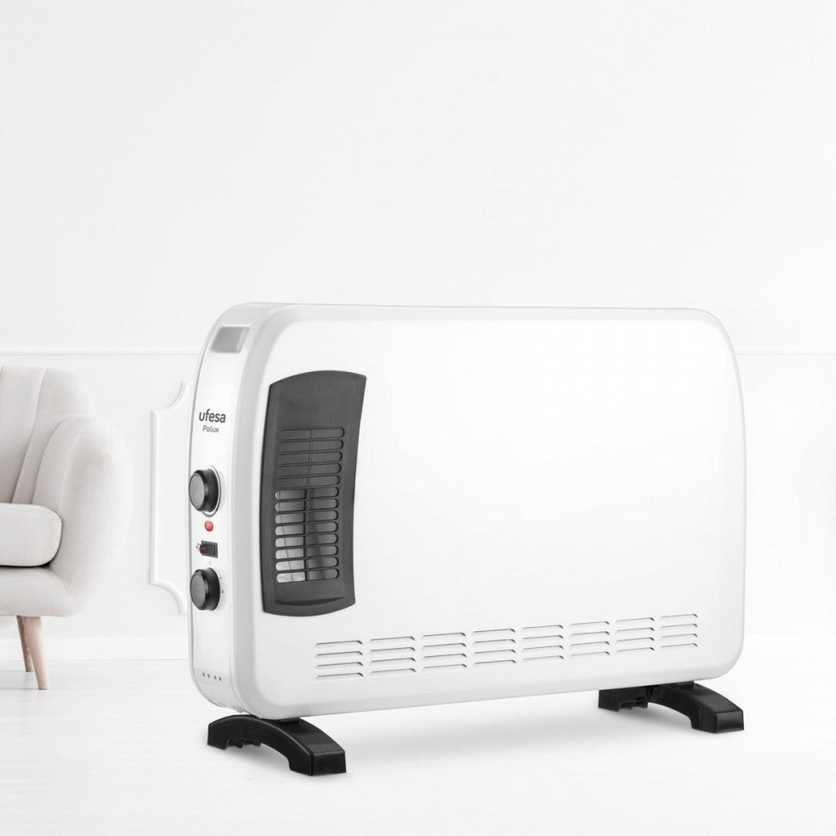 Un calefactor Ufesa blanco en el suelo, con una silla en el fondo.