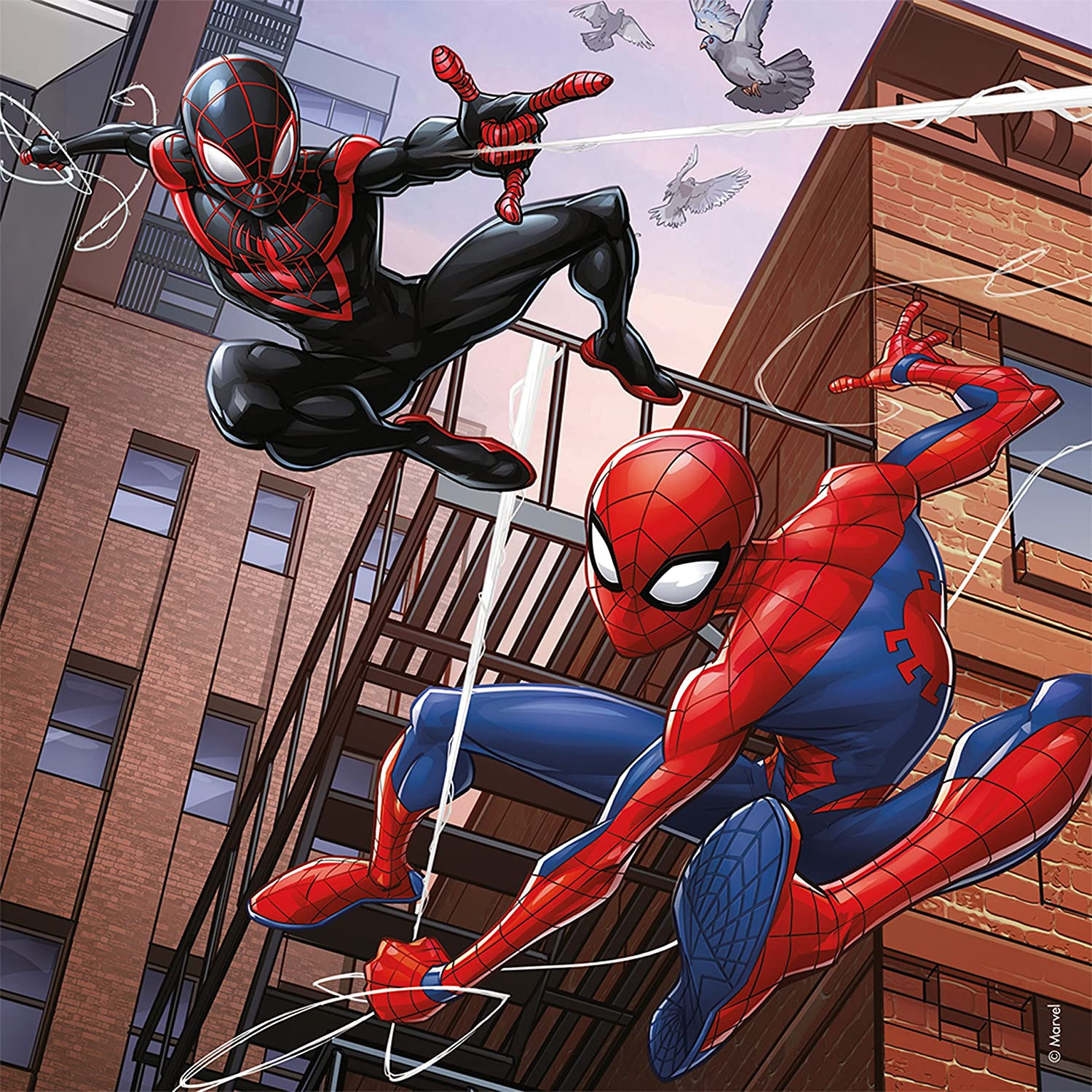 Spider-Man i Miles Morales lecą w powietrzu z pajęczynami i gołębiami wokół.