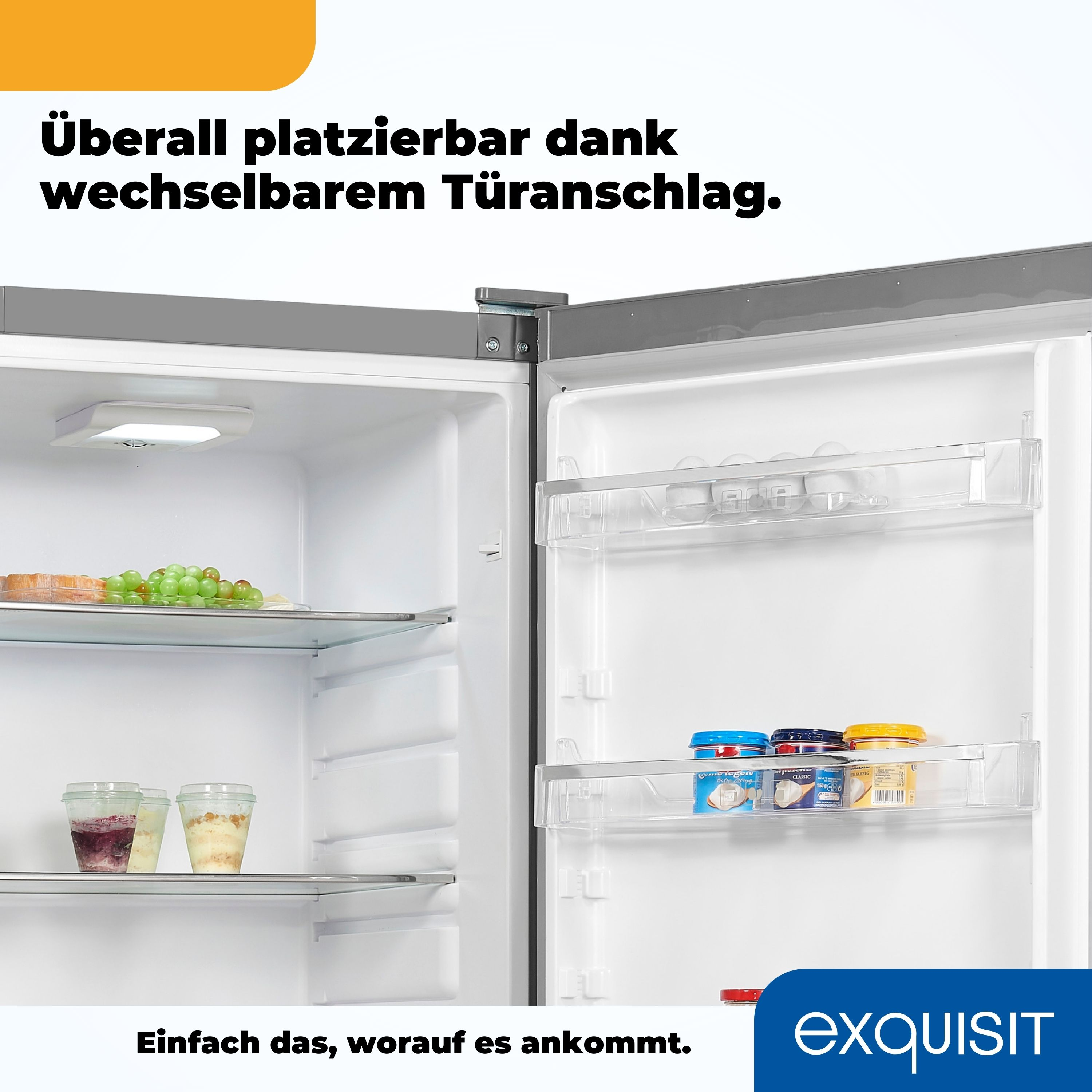 Offener Kühlschrankinnenraum mit Regalen, die Lebensmittel enthalten, Text-Overlay und eine weiße Tür.