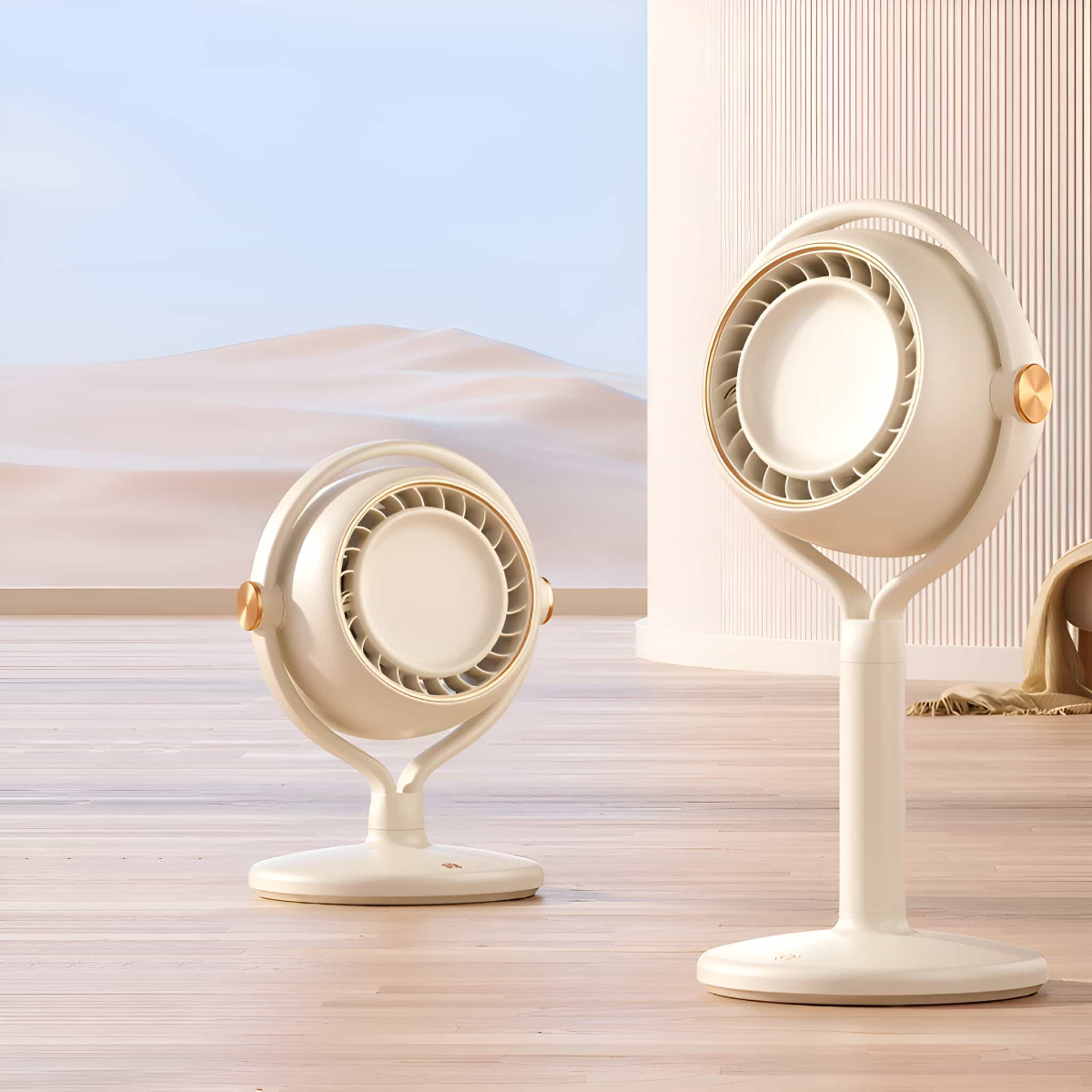 Zwei cremefarbene Ventilatoren. Einer ist aufrecht, der andere geneigt. Beide haben goldfarbene Akzente.