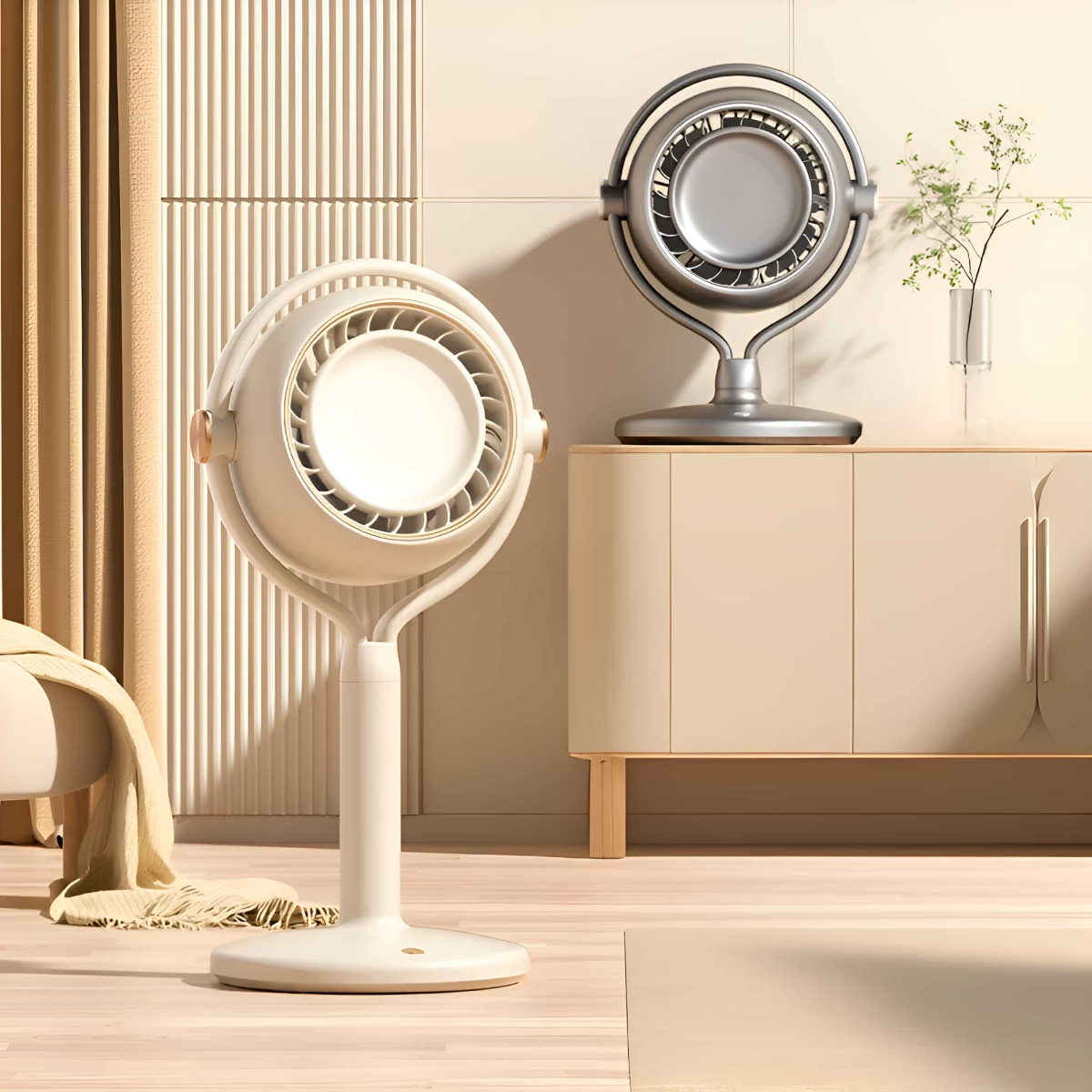 Zwei Ventilatoren: ein weißer auf einem Ständer und ein silberner auf einem Schrank.