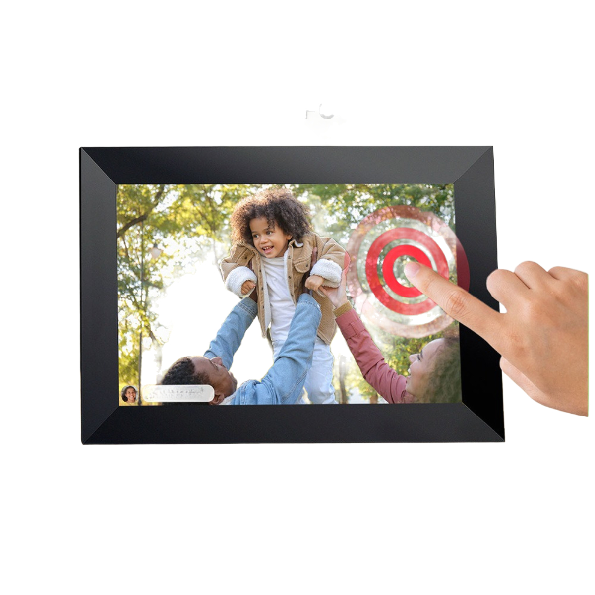 Digitaler Bilderrahmen, der ein Familienfoto anzeigt, mit einem Finger, der den Bildschirm berührt.