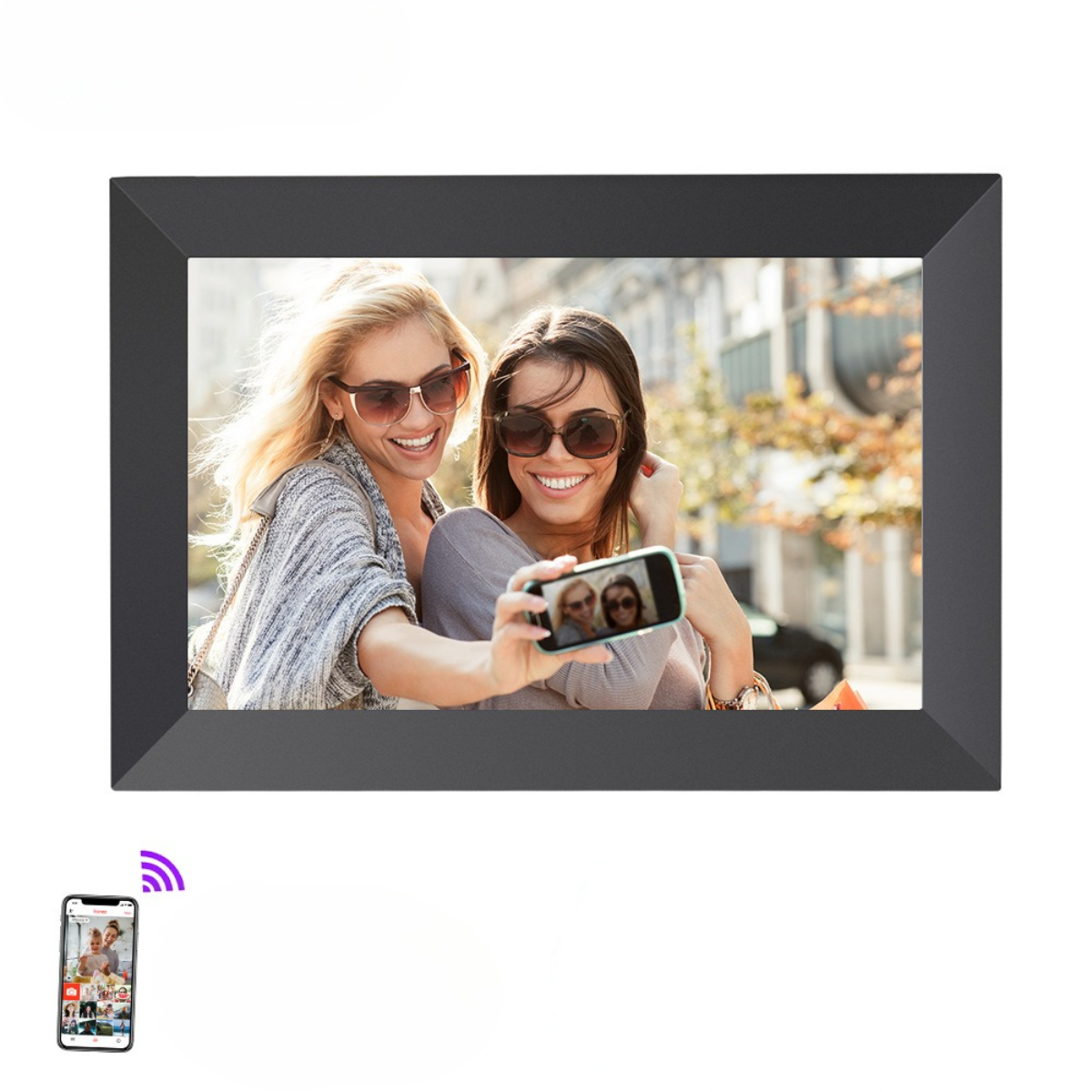 Zwei Frauen machen ein Selfie mit einem Smartphone, das in einem schwarzen Rahmen angezeigt wird, mit einem Telefonsymbol in der Ecke.