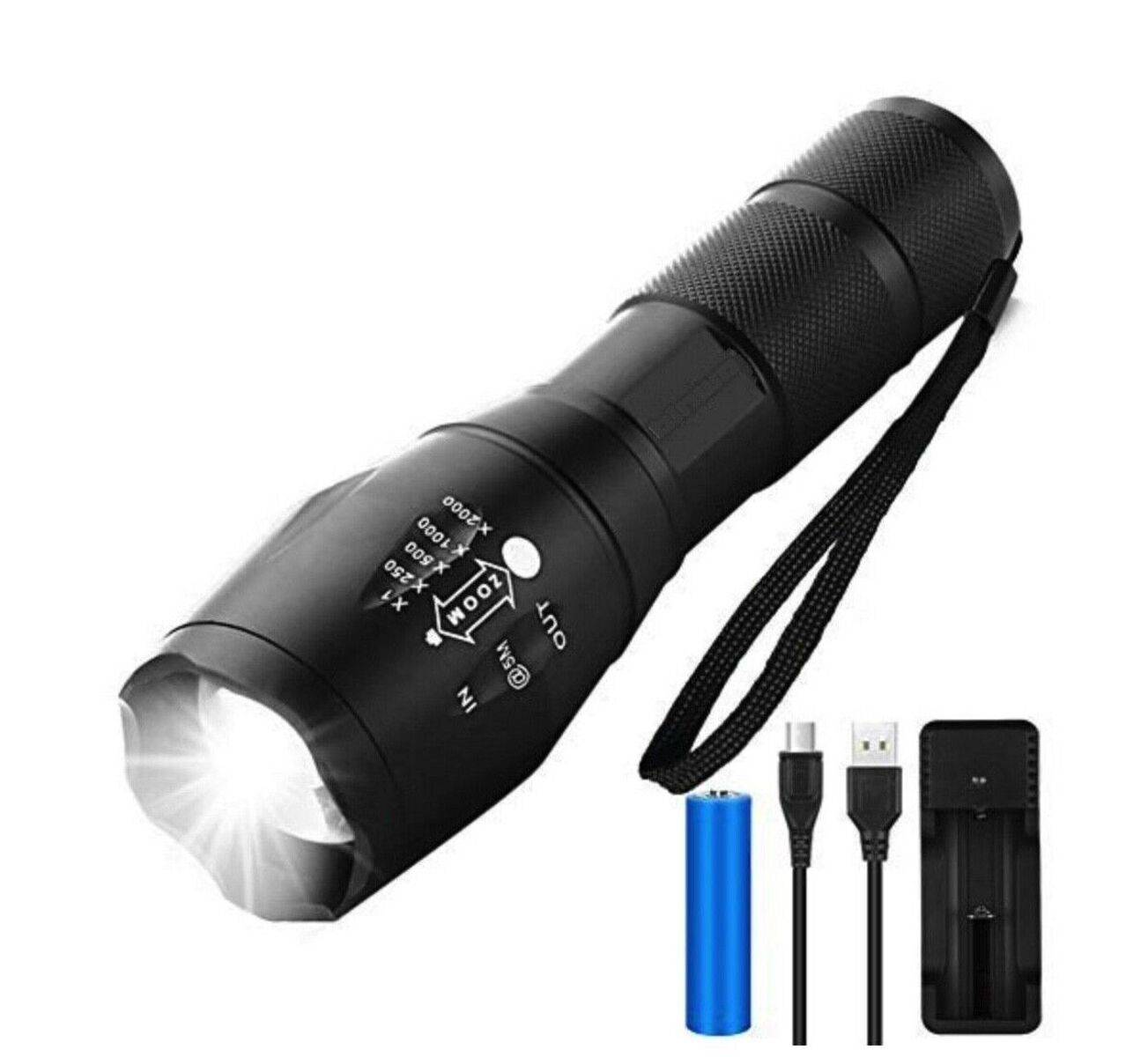 Eine schwarze Taschenlampe mit Zoomfunktion und Zubehör wie Akku, Kabel und Ladegerät.