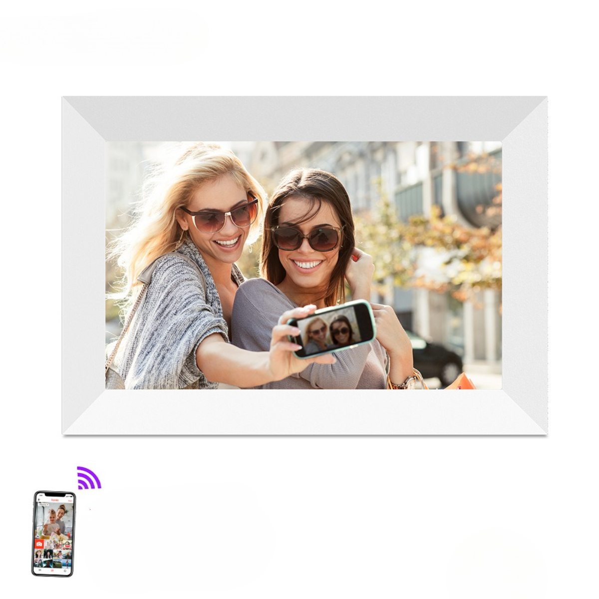 Zwei Frauen machen ein Selfie mit einem Telefon in einem weißen Rahmen, ein Telefon in der Ecke.