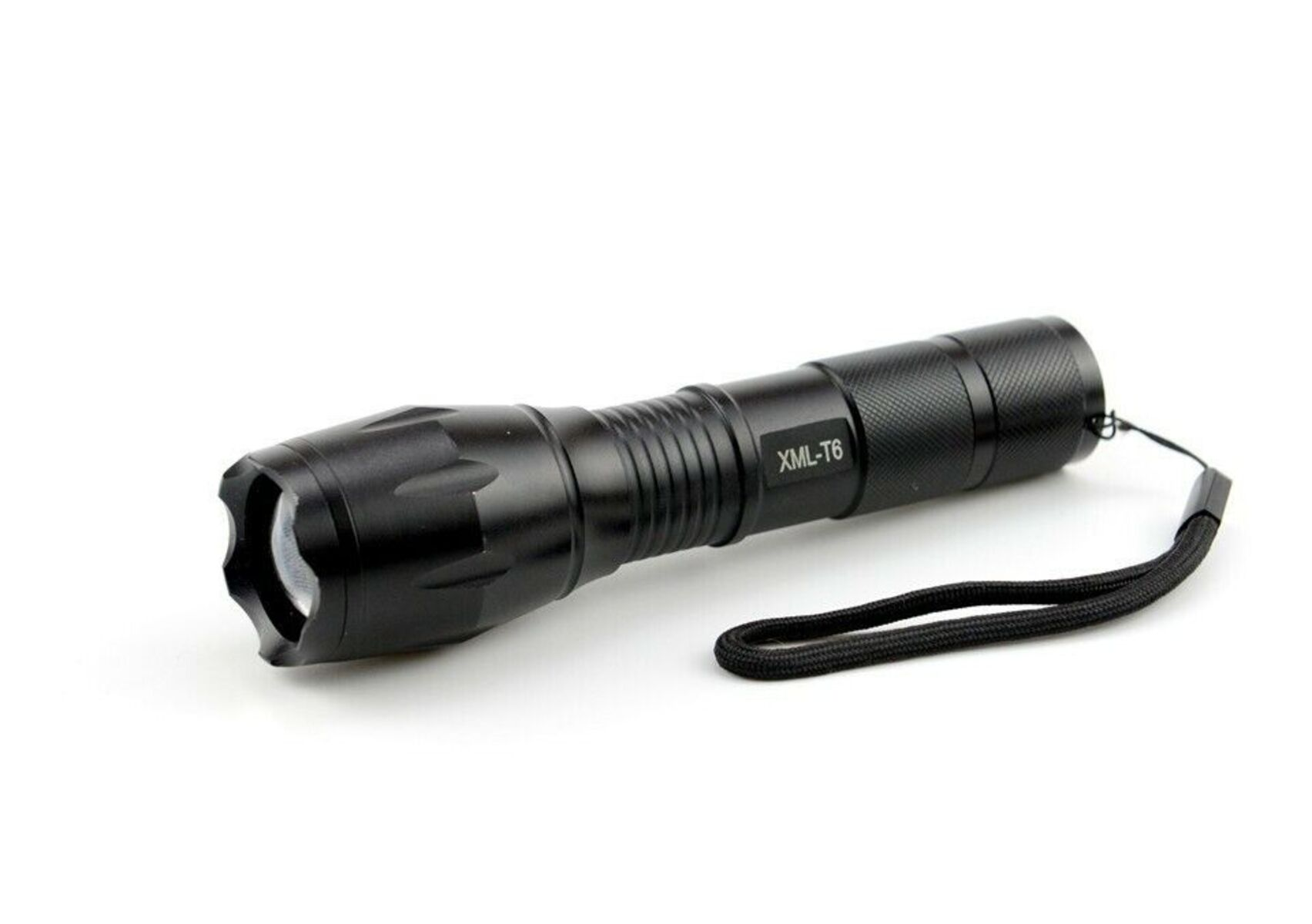 Schwarze Taschenlampe mit Riemen auf weißer Oberfläche. Es ist ein zylindrisches Gerät.