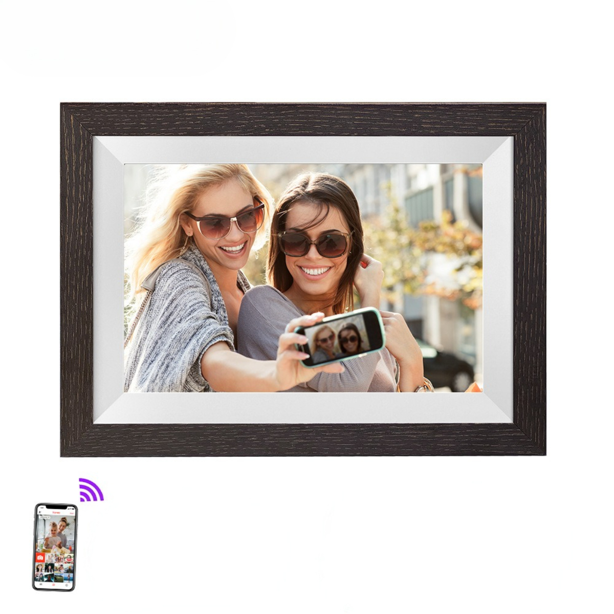 Ein gerahmter digitaler Fotorahmen, der zwei Frauen zeigt, die ein Selfie mit einem Telefon machen.