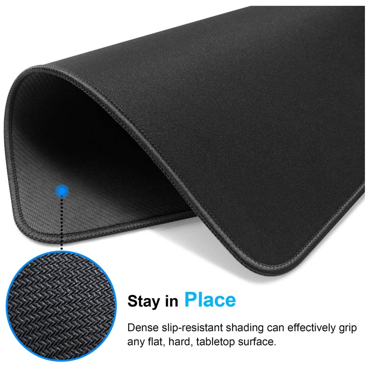 Schwarzes Mauspad mit Nahaufnahme der Oberflächenstruktur. Der Text „Stay in Place“ ist sichtbar.