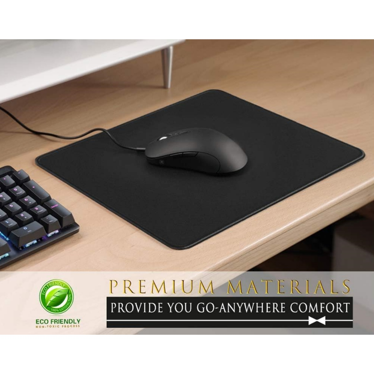 Eine schwarze Maus auf einem schwarzen Mauspad. Die Tastatur befindet sich links. Der Hintergrund ist ein Holztisch.