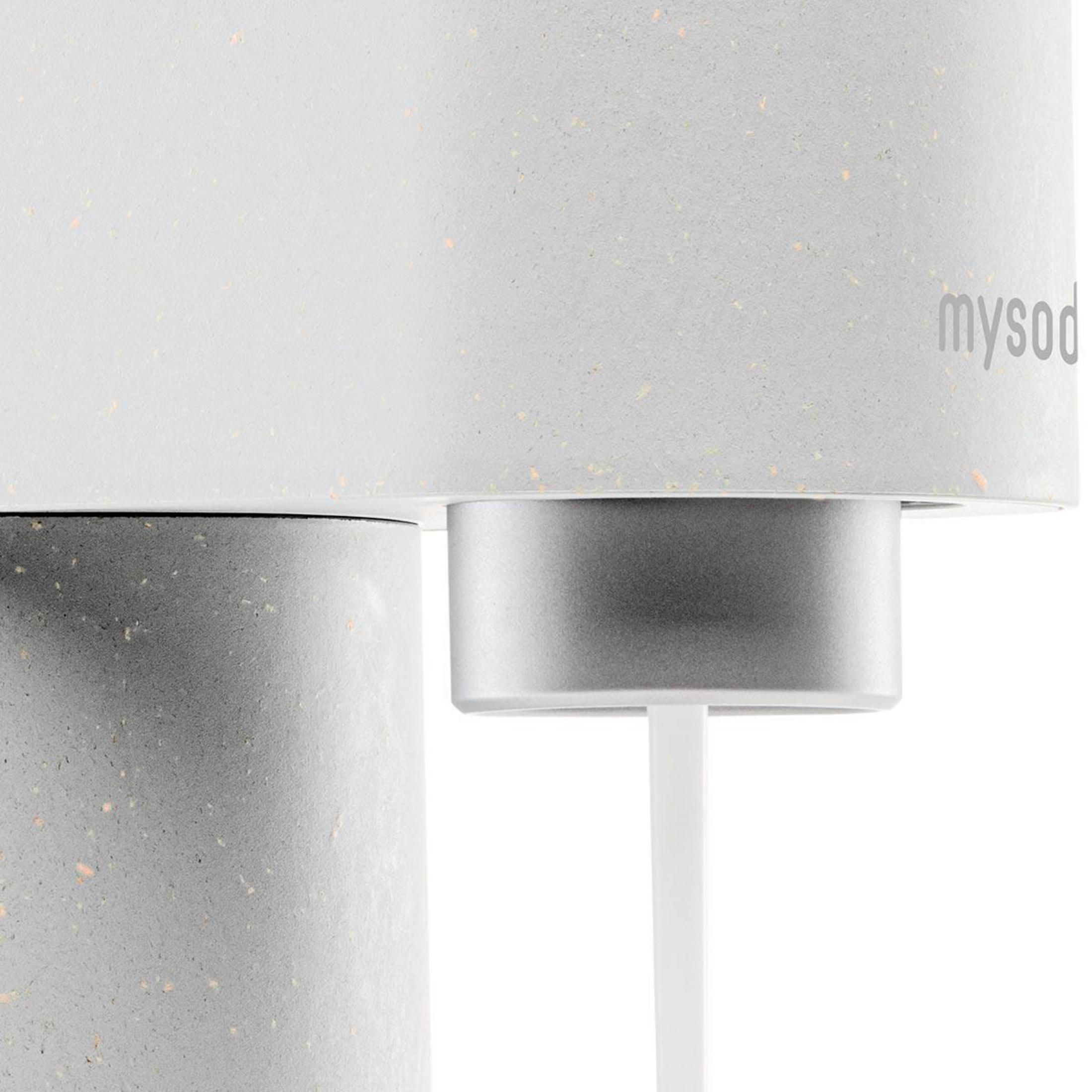 Primo piano di un erogatore d'acqua bianco e grigio dal design moderno, su sfondo bianco.
