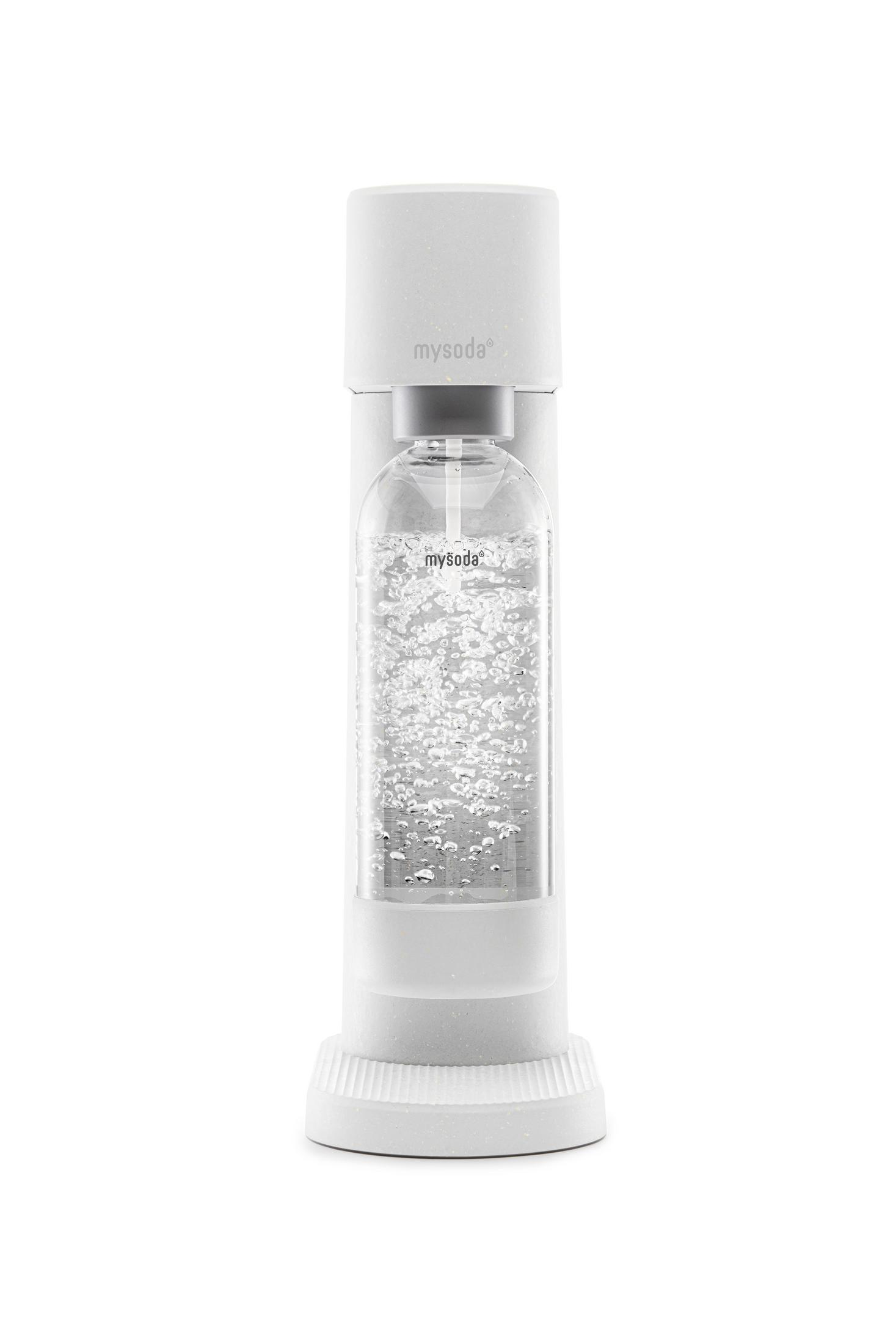 Macchina per acqua frizzante mysoda bianca, con bottiglia trasparente, su sfondo bianco.