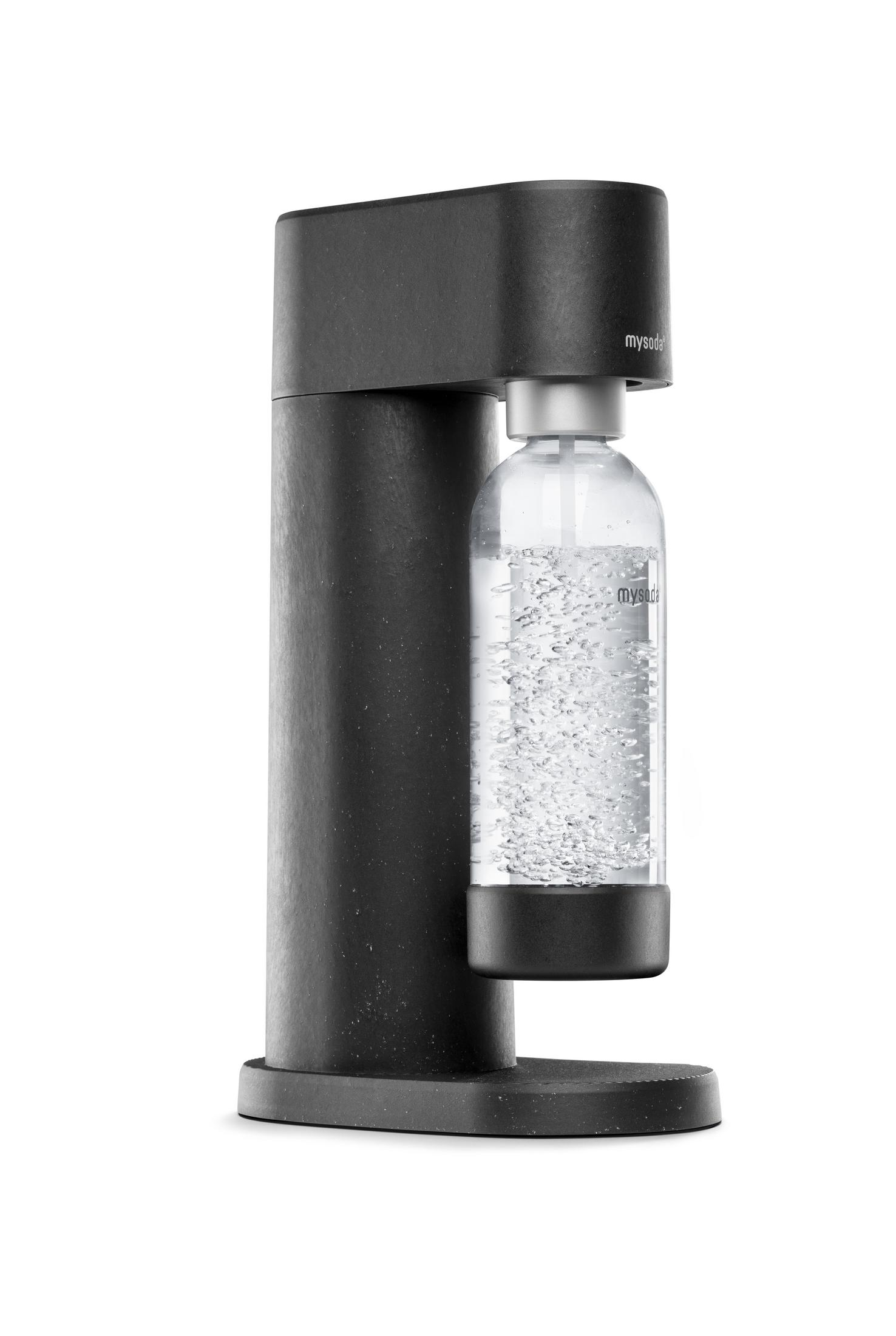 Soda maker nero con una bottiglia trasparente contenente acqua e bolle. Sfondo bianco e nero.