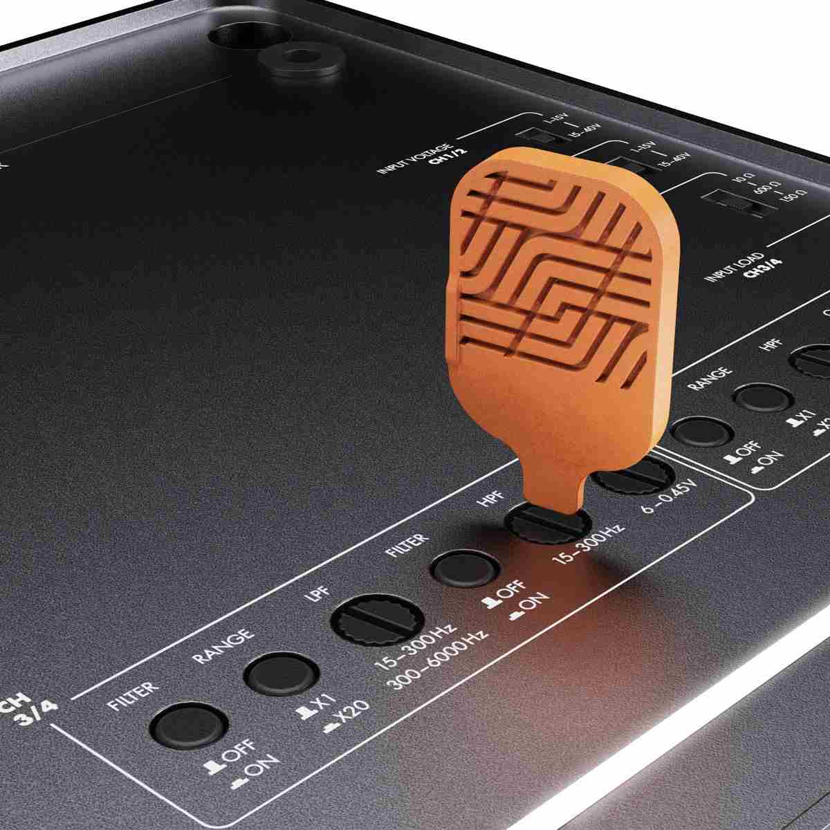 Nahaufnahme eines silbernen und orangefarbenen Audioverstärkerpanels.