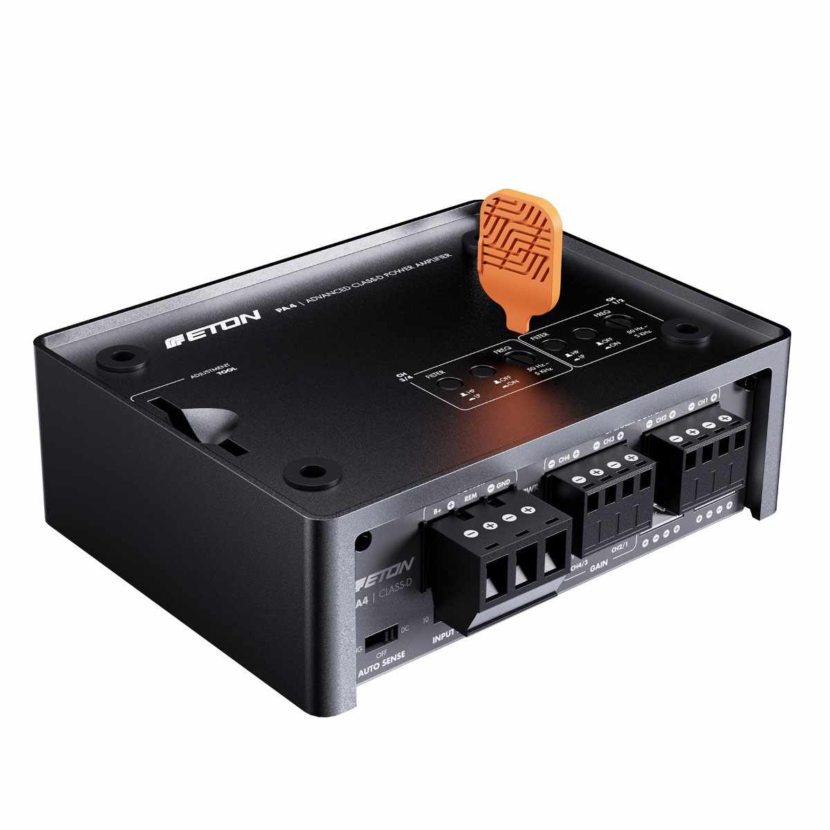 Ein schwarzer Verstärker mit einem orangefarbenen Stecker, der eingesetzt ist, mit verschiedenen Ein- und Ausgängen.
