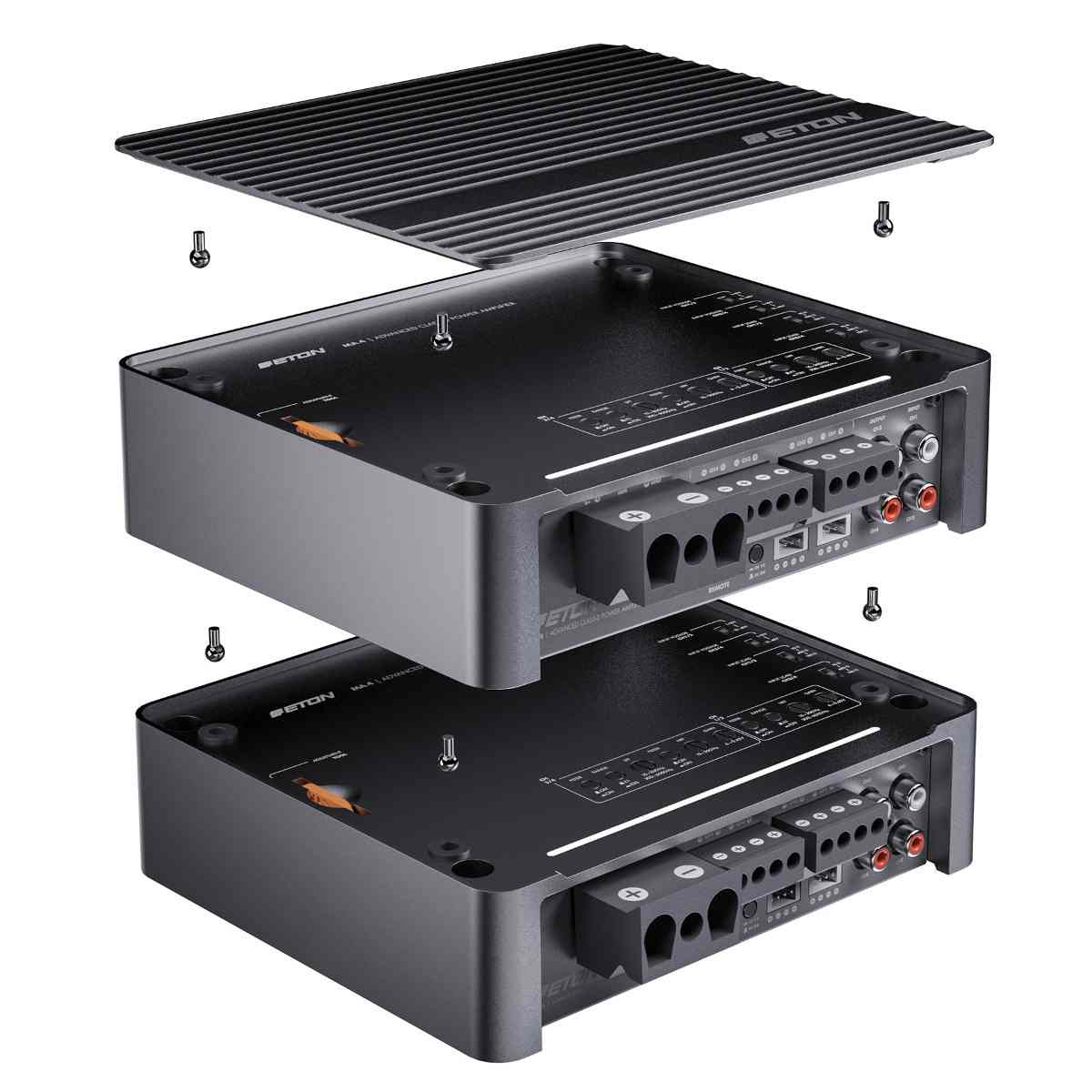 Zerlegte Komponenten eines Auto-Audioverstärkers. Zwei schwarze Kästen, Schrauben und eine Metallabdeckung.