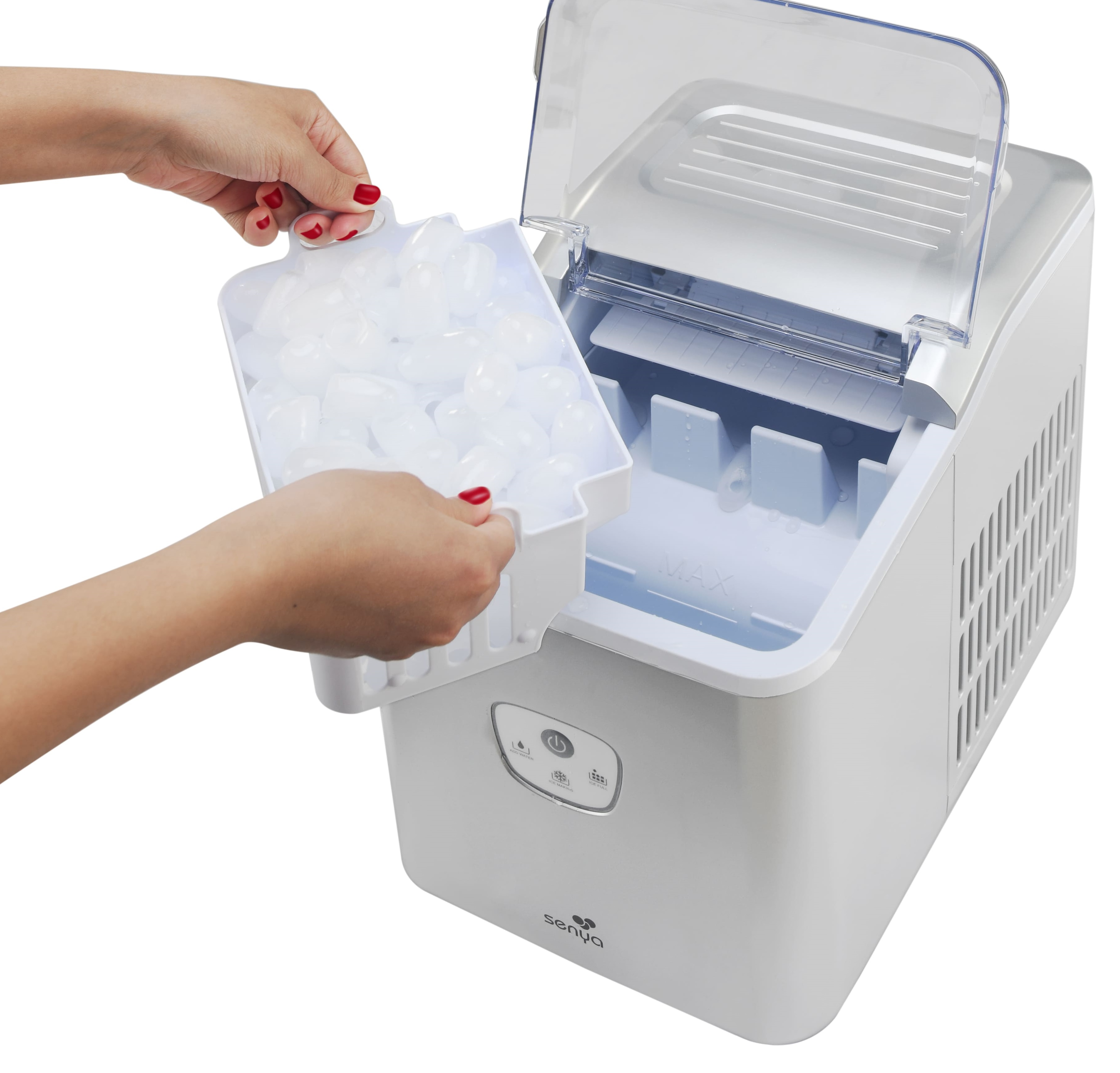 Hände halten eine Eiswürfelschale und geben Eis in einen Eisbereiter. Der Eisbereiter ist weiß.