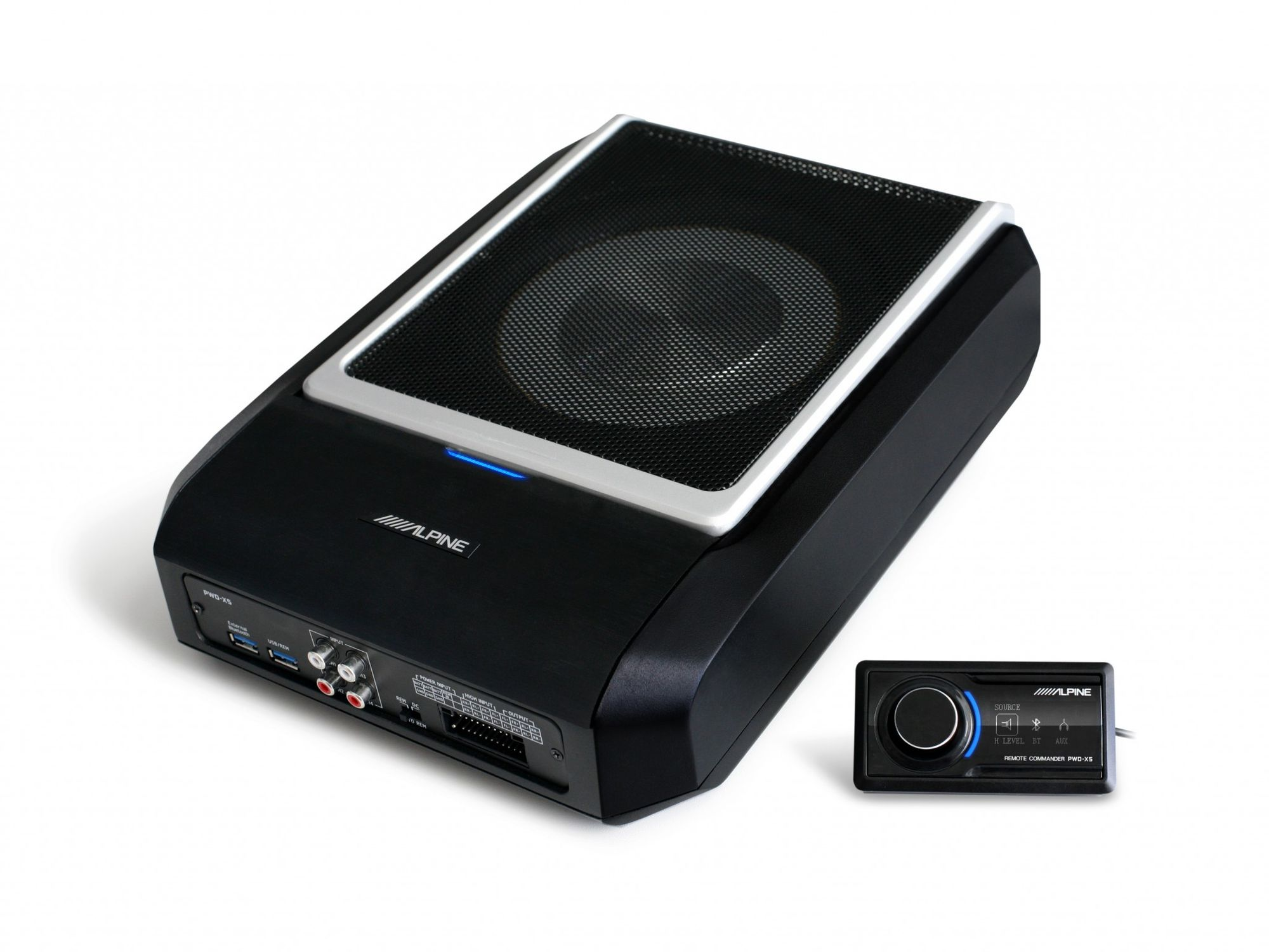 Schwarzer Auto-Subwoofer. Schwarz mit silberner Oberseite. Eine Fernbedienung rechts.