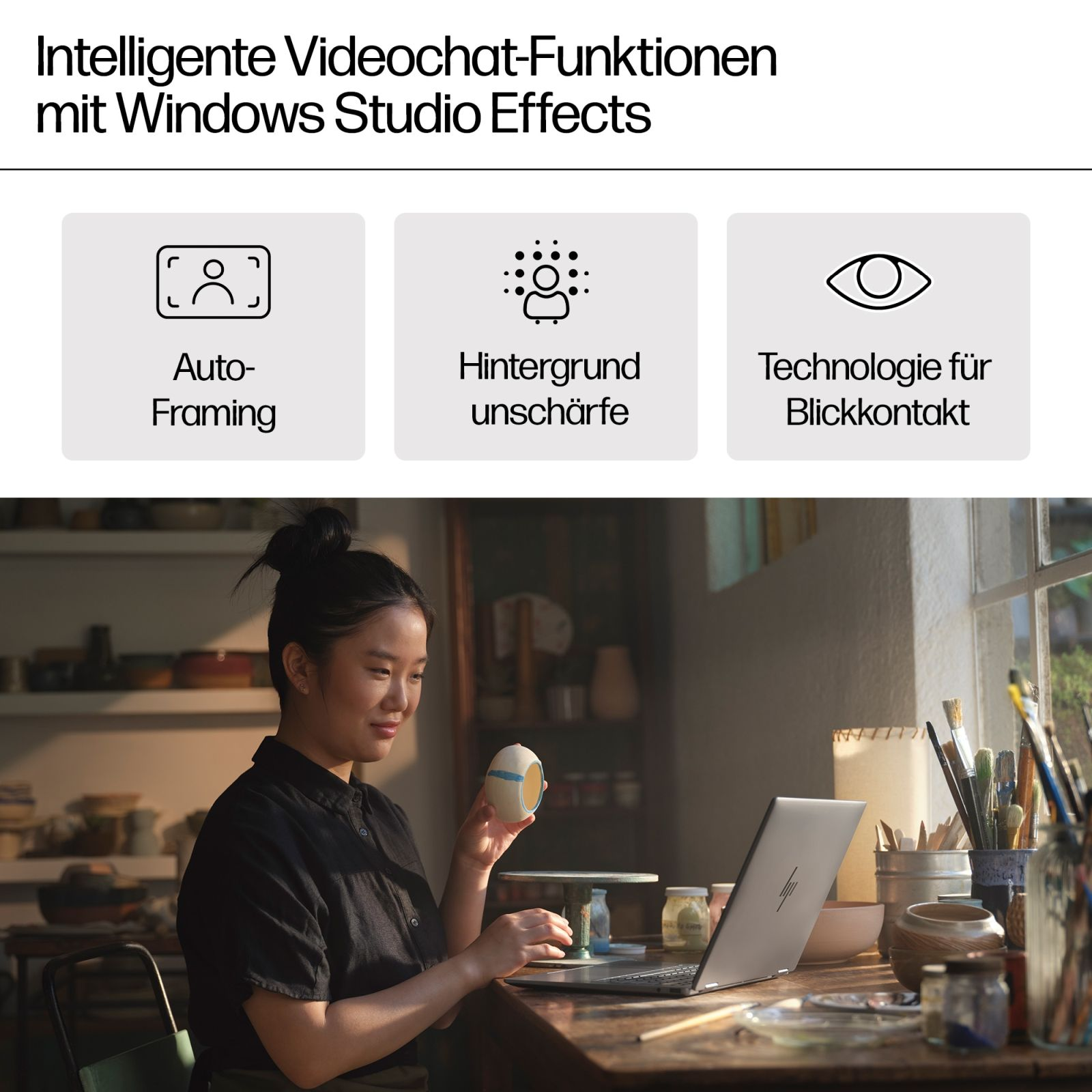Frau am Laptop mit Icons für Videochat-Funktionen. Sie hält ein kleines Objekt.