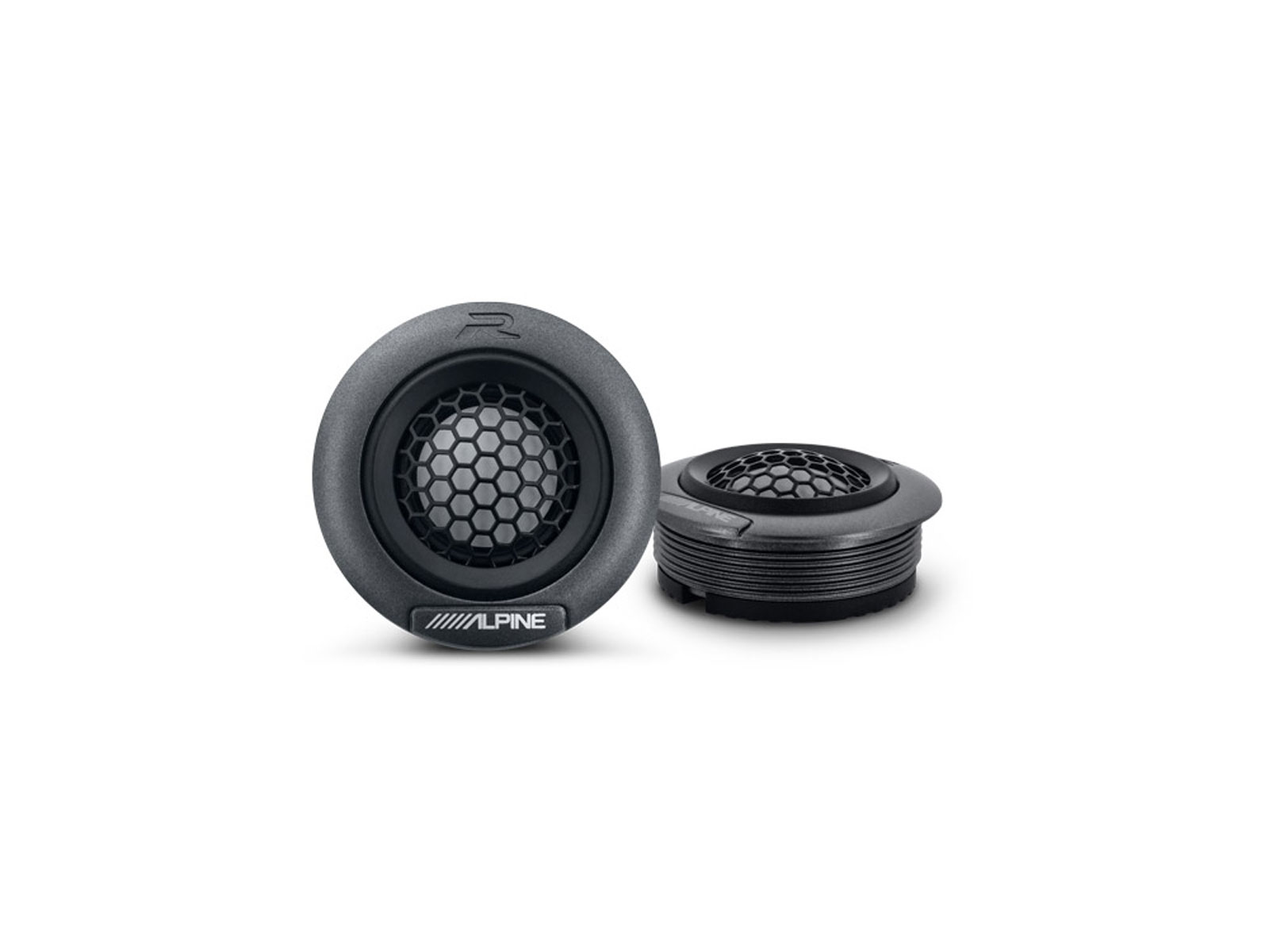 Zwei schwarze Autolautsprecher. Einer ist montiert, der andere demontiert, mit Mesh-Design.