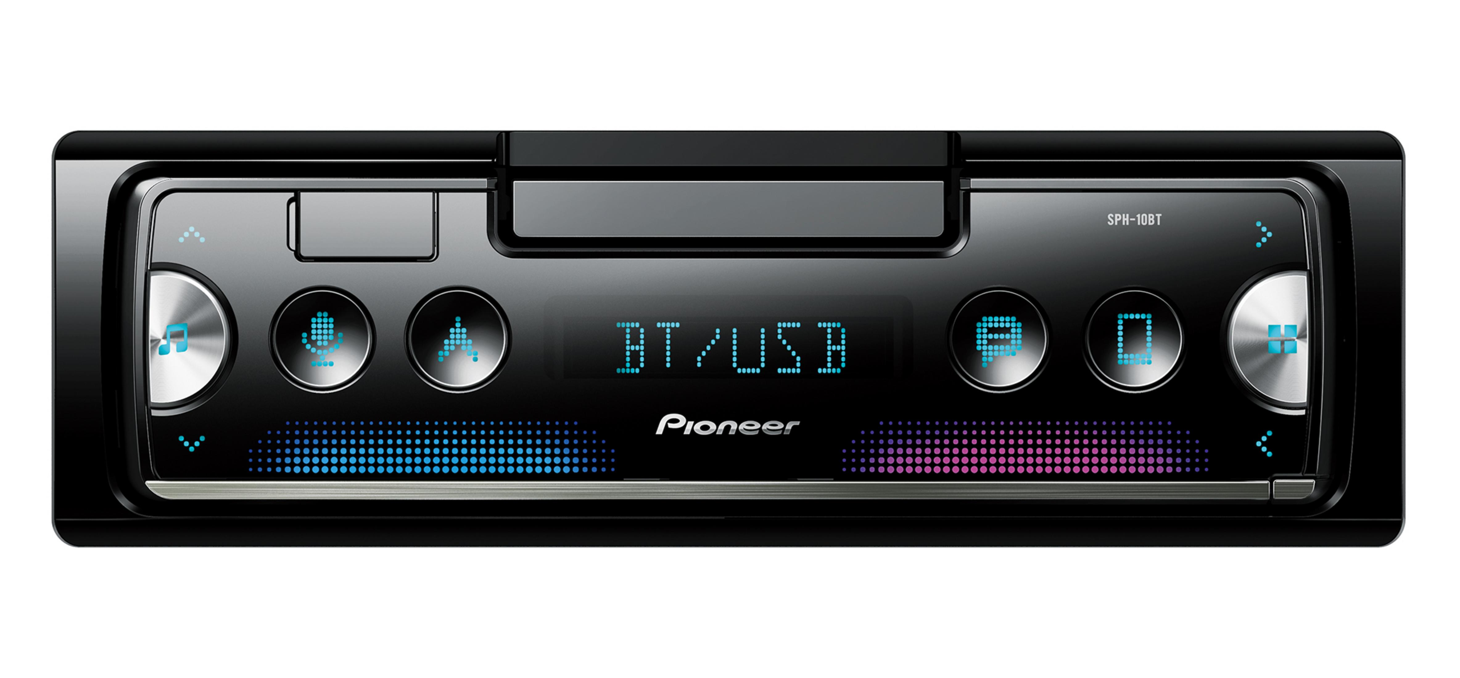 Schwarzes Autoradio mit Display. Verfügt über Tasten und ein Pioneer-Logo. Isoliert auf weißem Hintergrund.