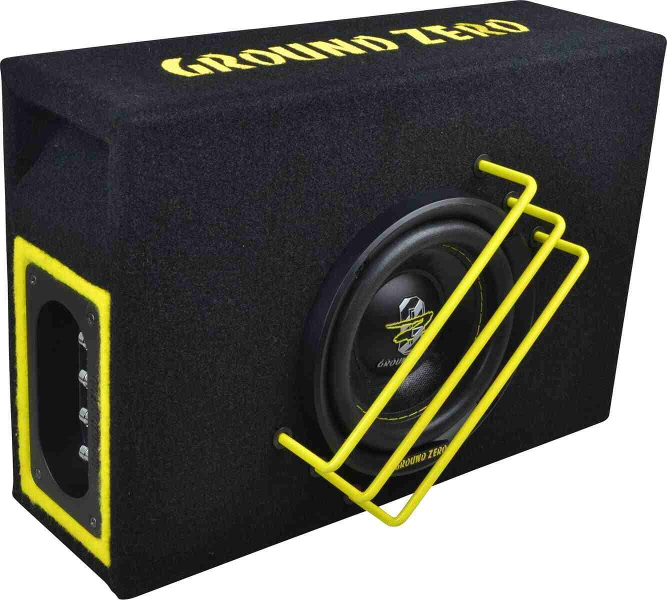 Eine schwarze Subwoofer-Box mit gelben Akzenten. Weißer Hintergrund.
