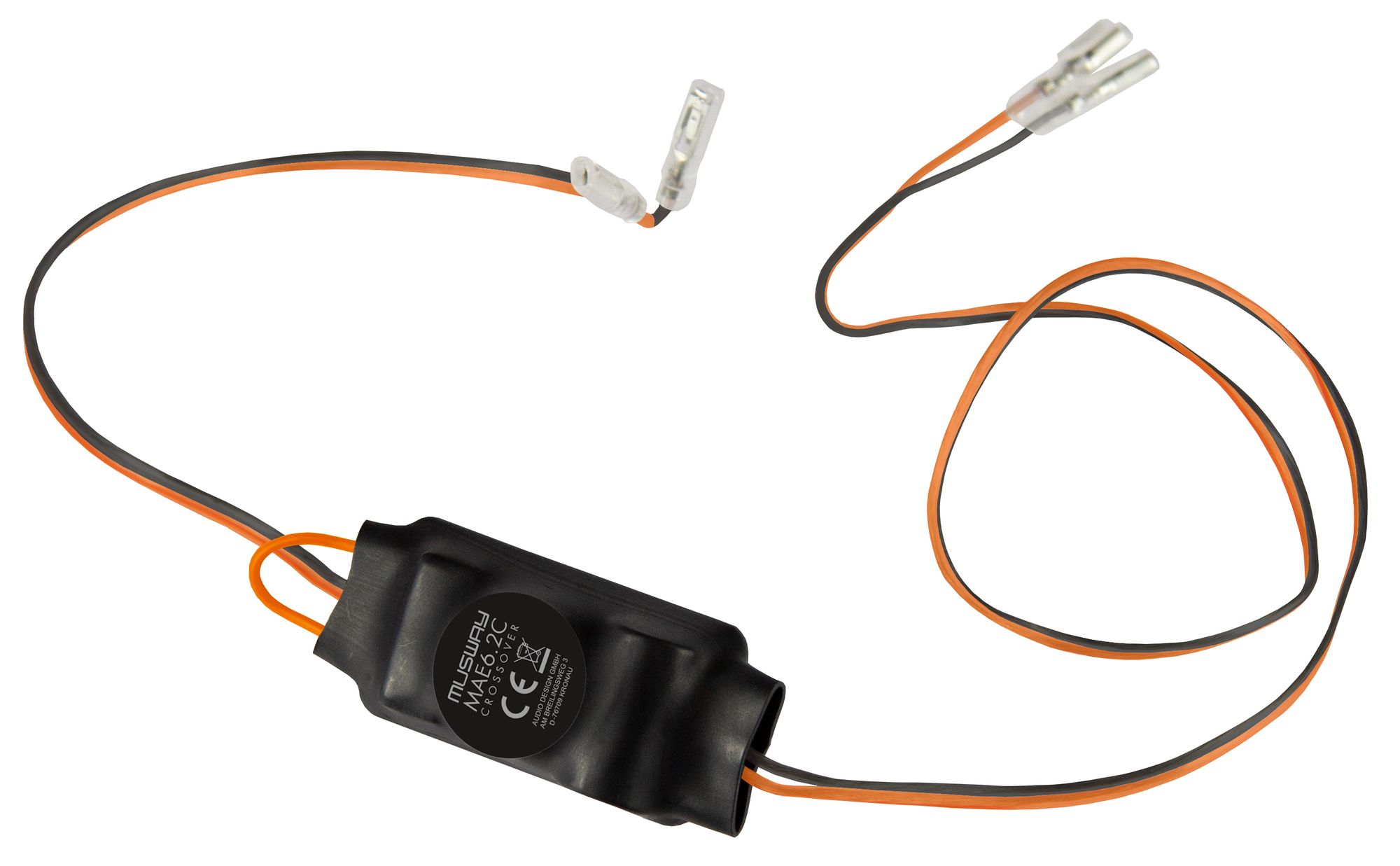 Schwarzer Stecker mit orangefarbenen und grauen Drähten. Zwei weiße Stecker am Ende der Drähte. Weißer Hintergrund.