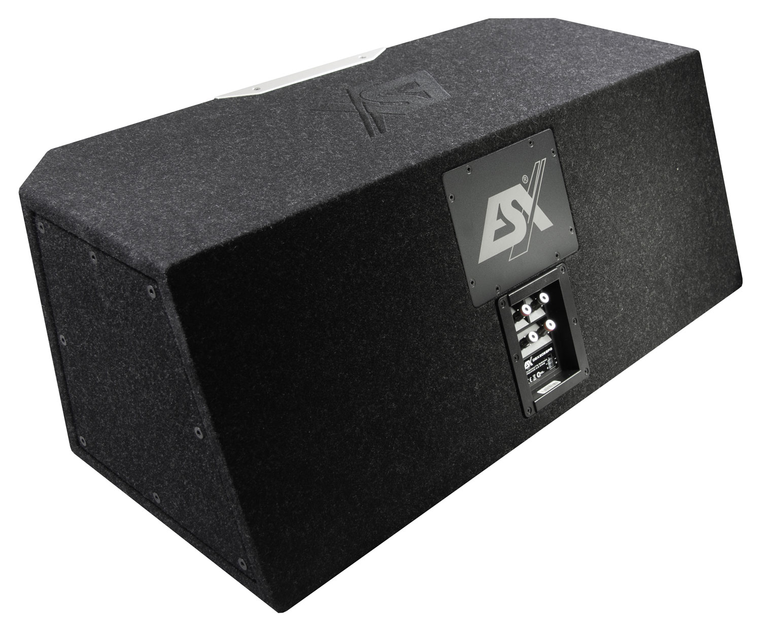 Ein schwarzer Subwoofer auf weißem Hintergrund, schräge Ansicht, zeigt die Seite und die Rückseite.