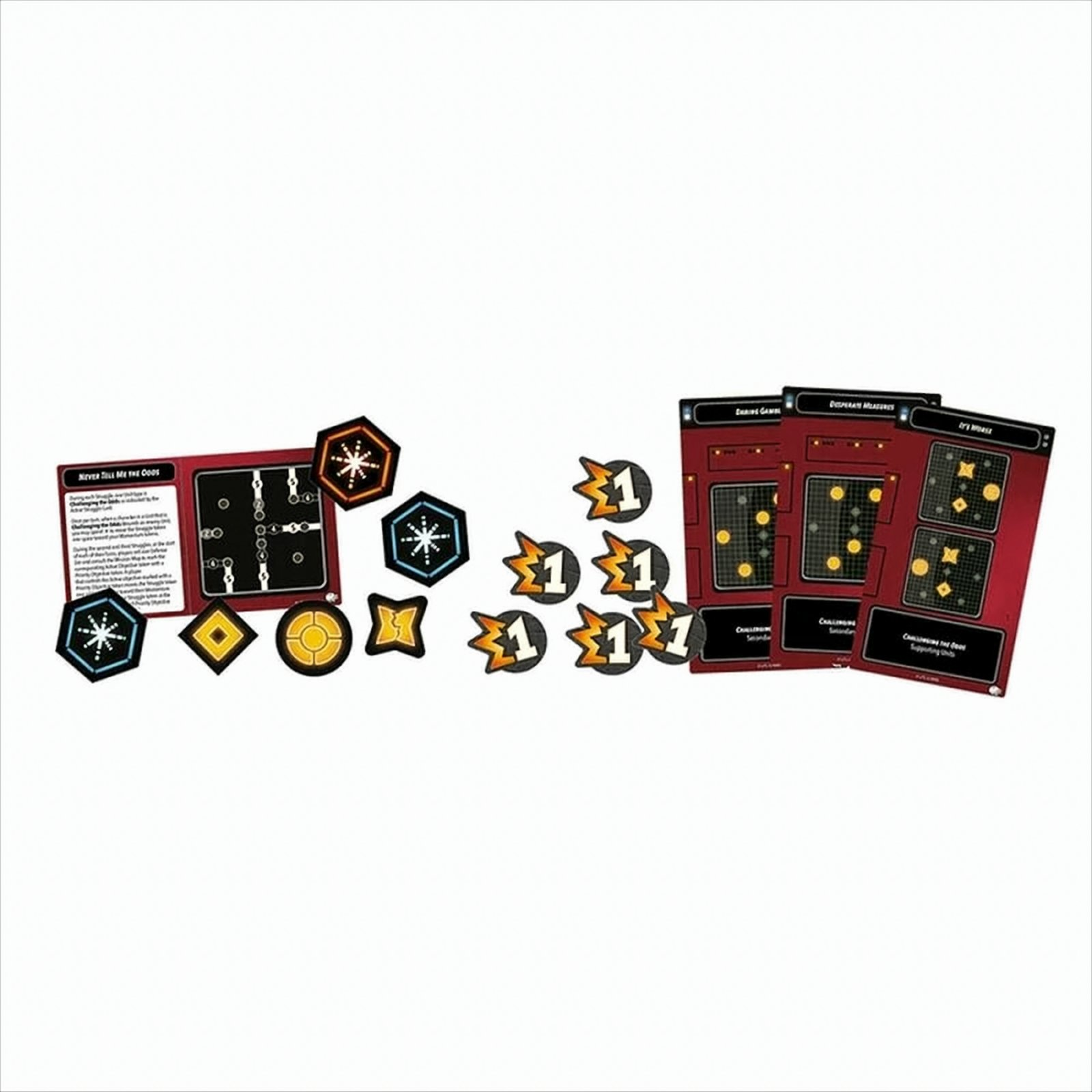 Spielsteine und Karten aus einem Brettspiel. Weißer Hintergrund.