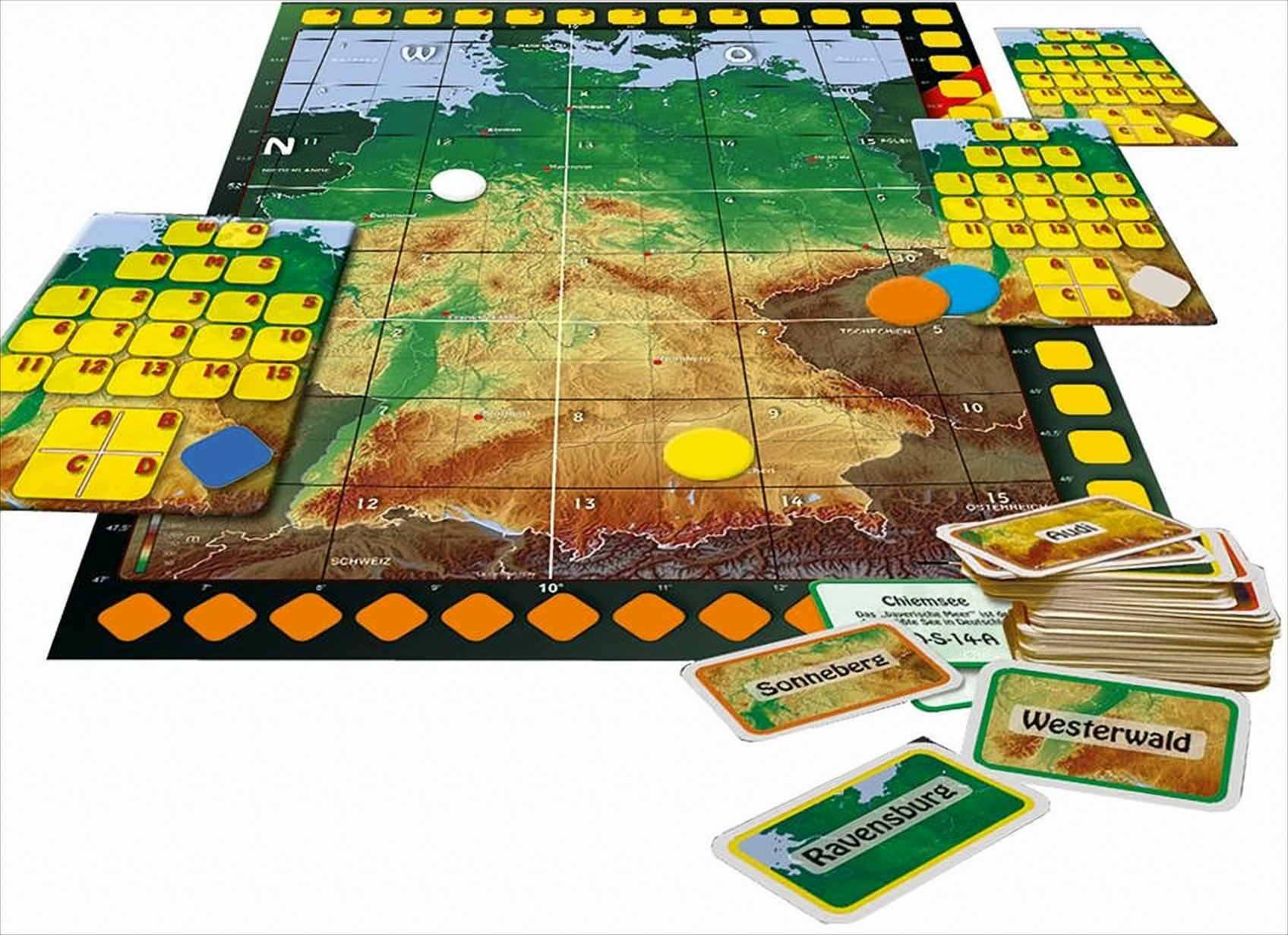 Ein Brettspiel-Set, mit einer Deutschlandkarte. Spielkarten sind um das Spielbrett verstreut.