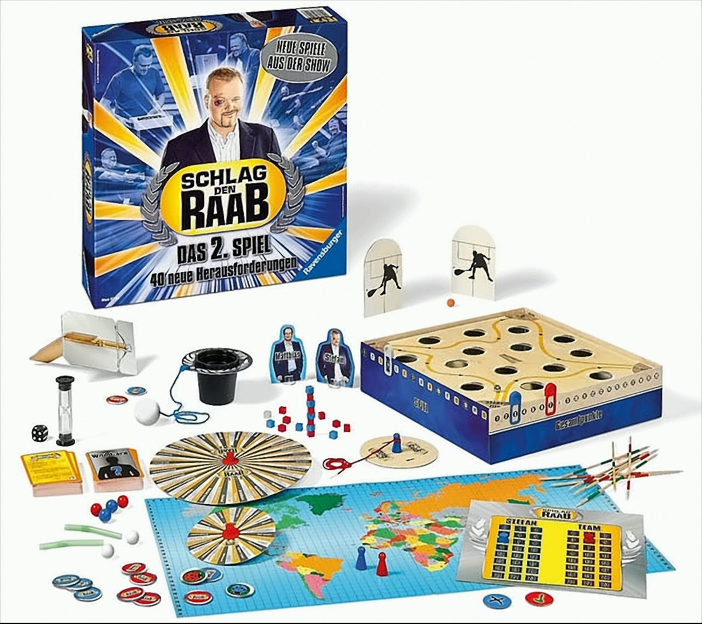 Brettspiel-Box mit verschiedenen Komponenten wie Figuren, Karten und Spielbrett, alles auf weißer Oberfläche.