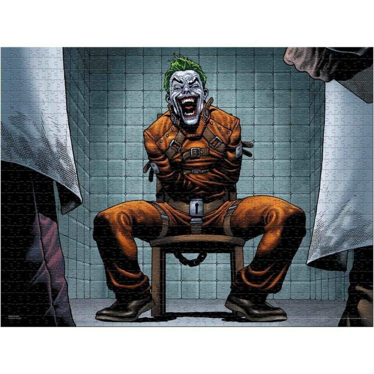 Der Joker in einer orangefarbenen Zwangsjacke, lachend, auf einem Stuhl sitzend, in einem gefliesten Raum, mit zwei Figuren.