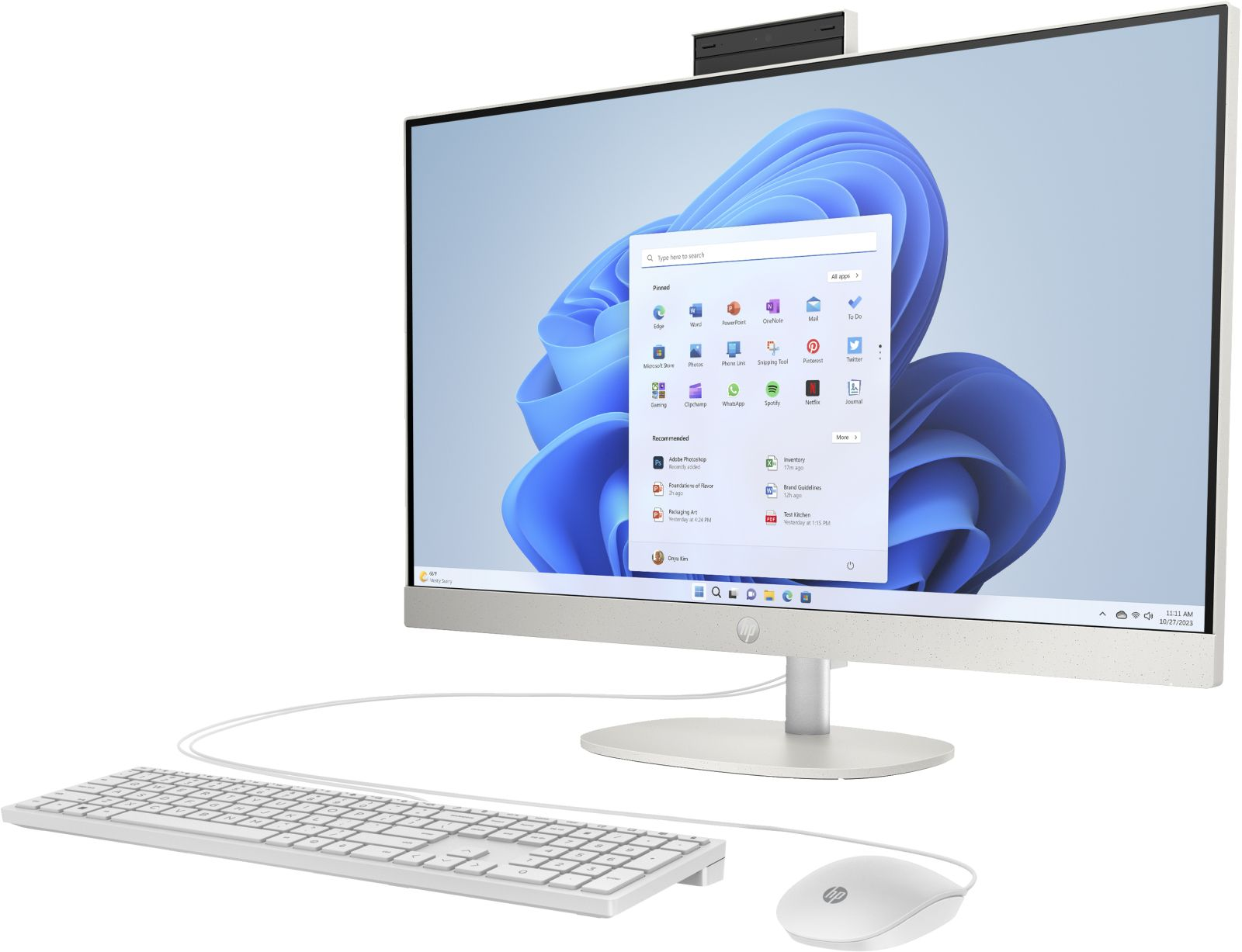 Biały komputer typu all-in-one z klawiaturą i myszą na białym tle.