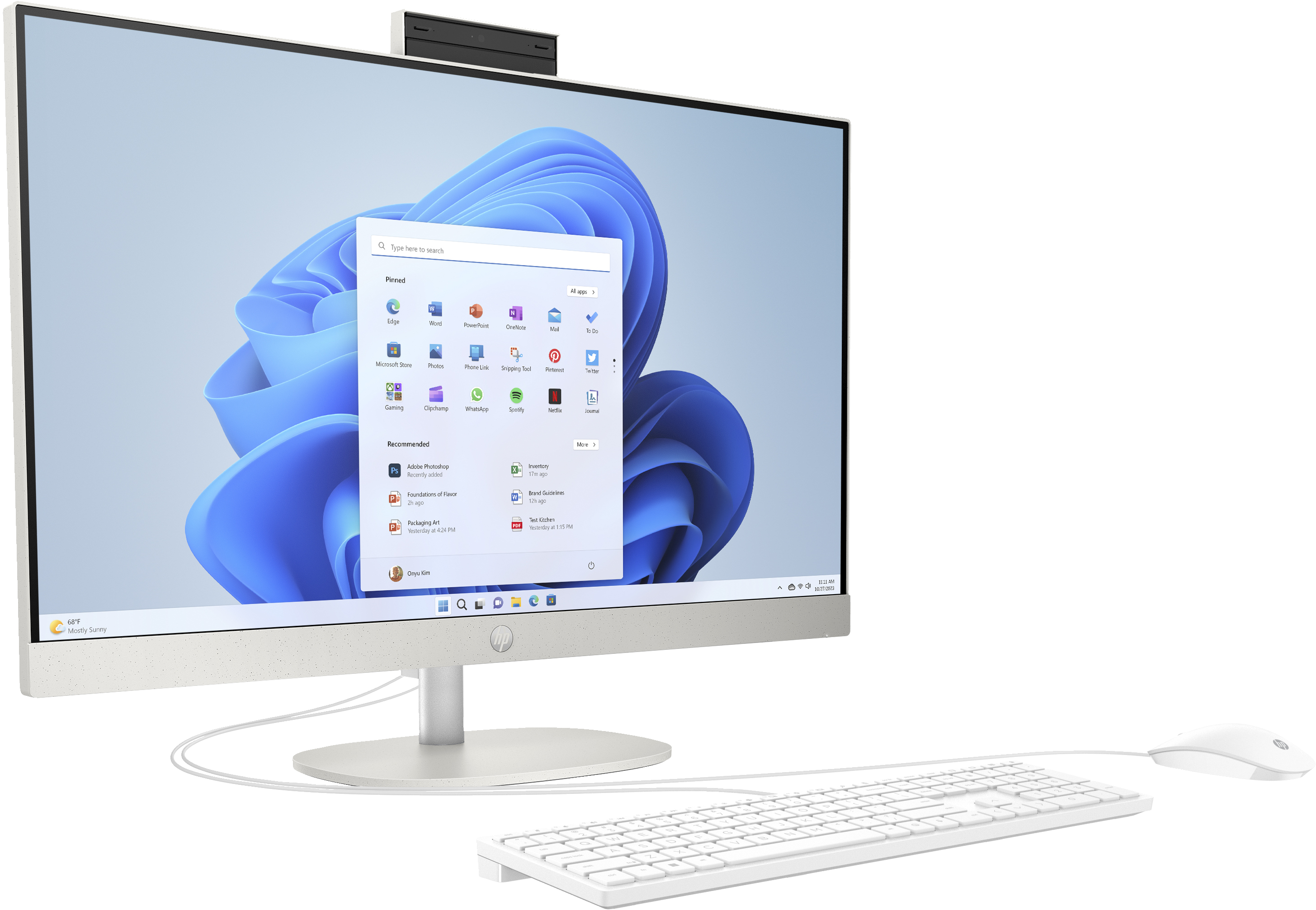 Biały komputer all-in-one z monitorem wyświetlającym interfejs i urządzenia peryferyjne.