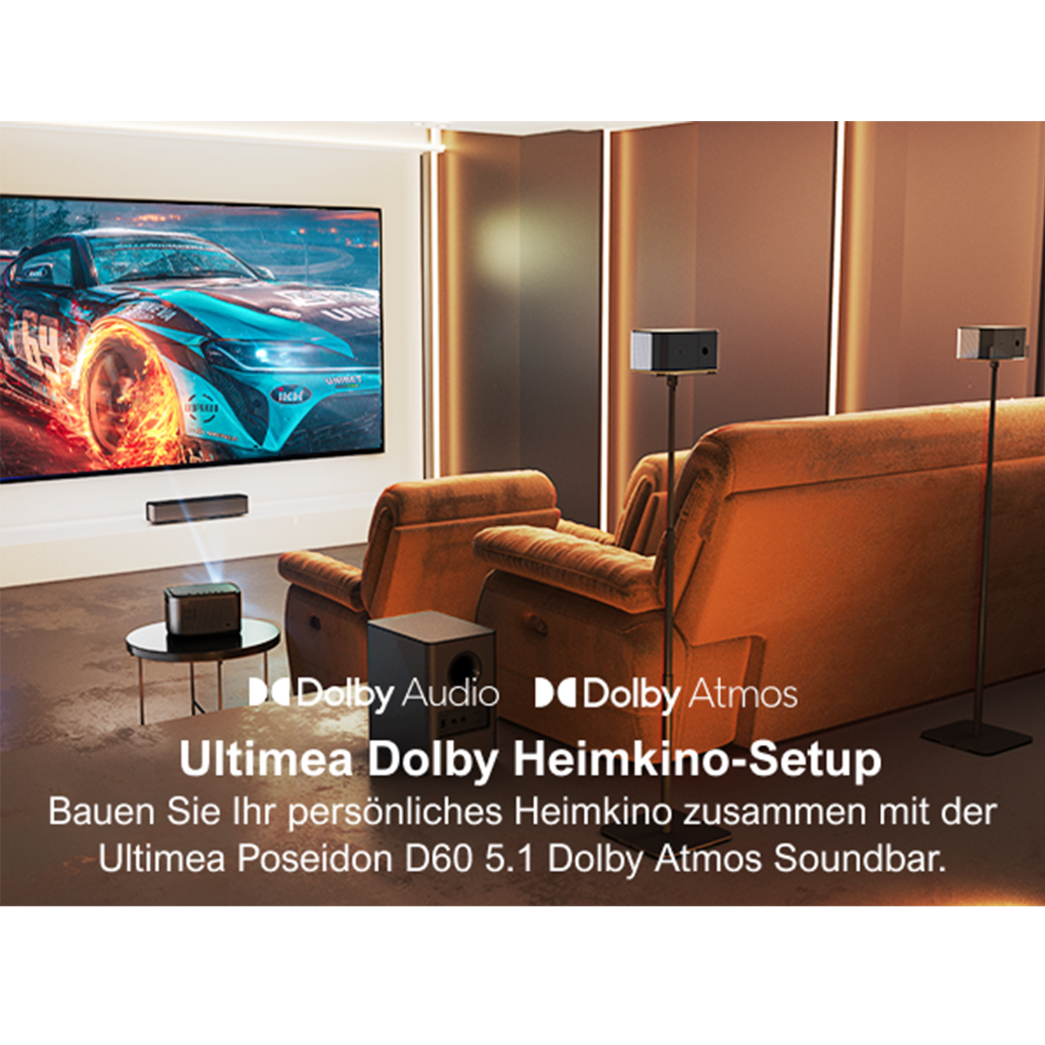 Heimkino-Setup mit Bildschirm, Lautsprechern und Sofa.