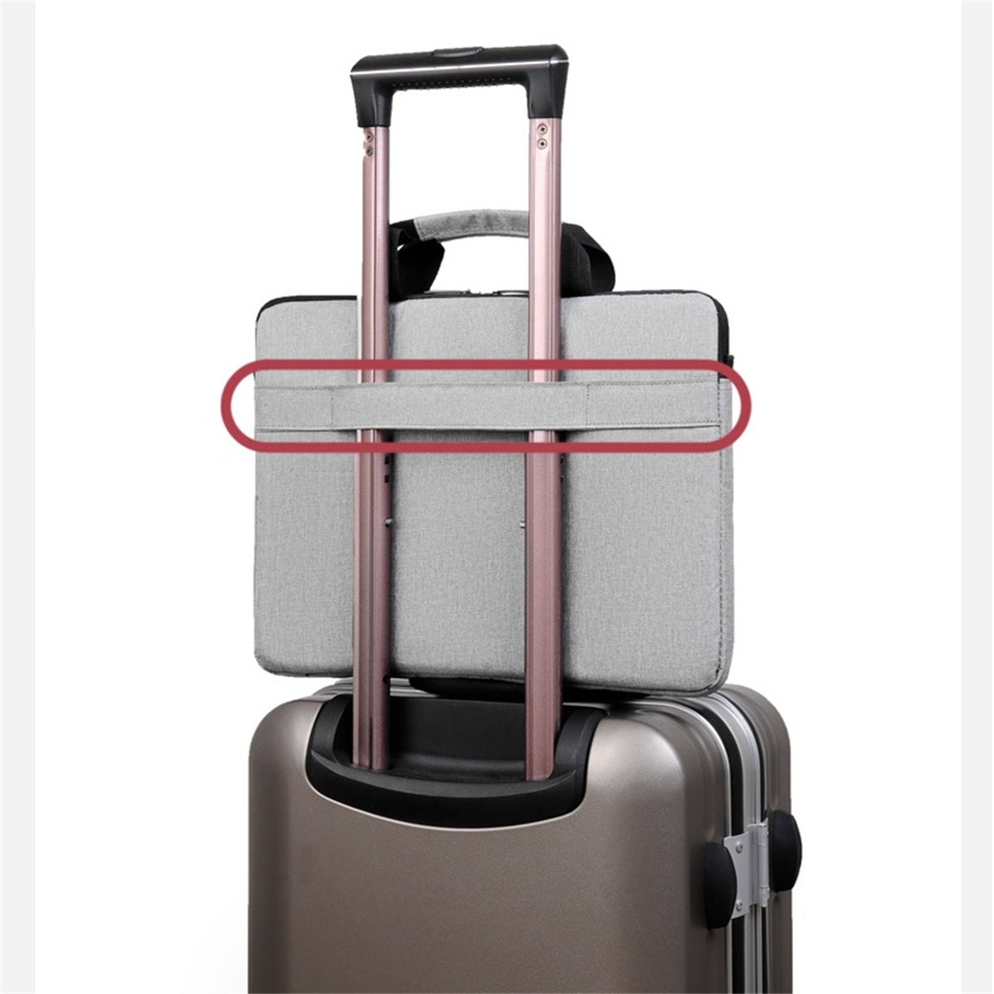 Laptop-Tasche auf einem Koffergriff befestigt mit einem roten, horizontalen Gurt.