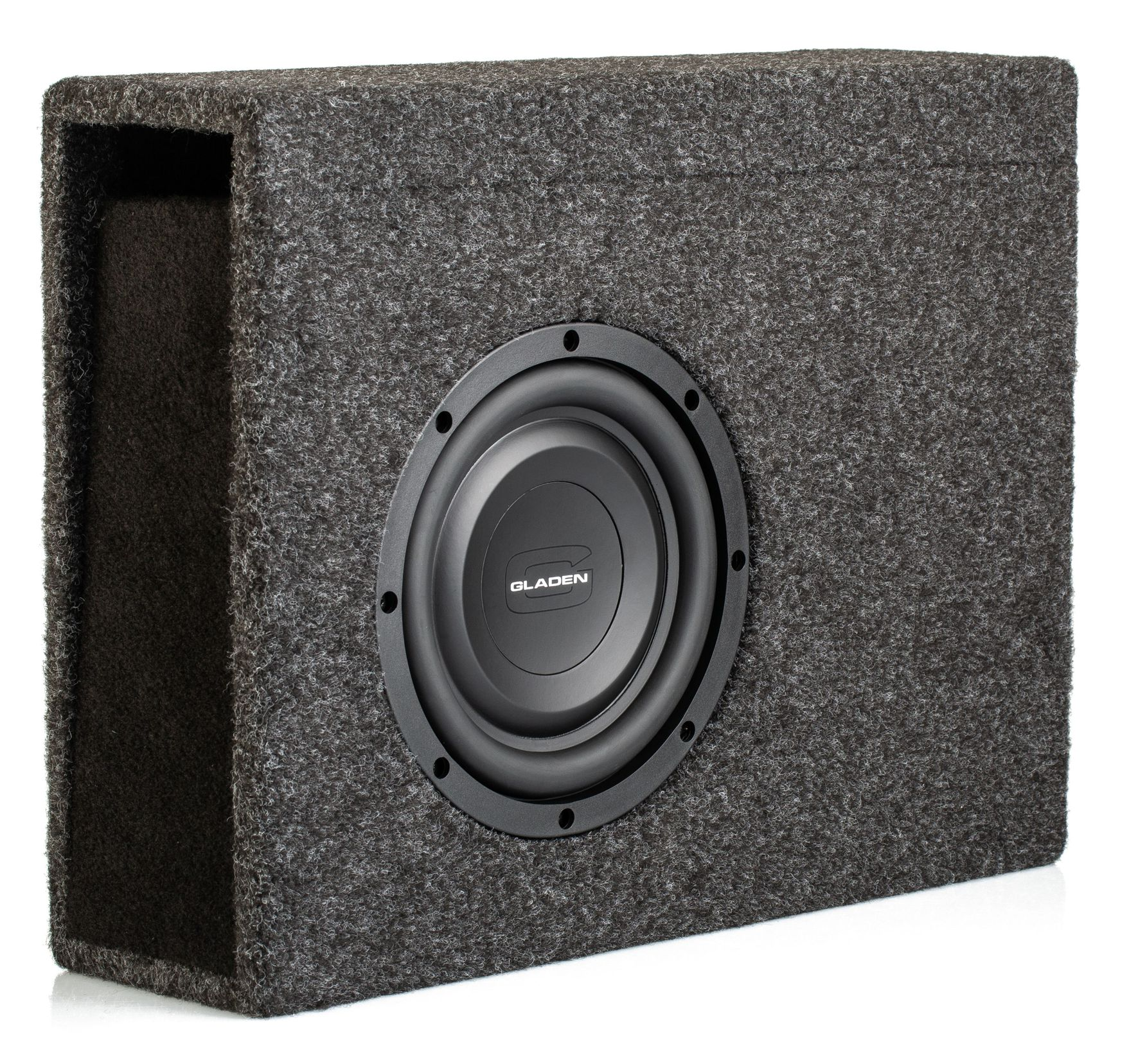 Subwoofer-Box. Grauer Stoffbezug mit rundem Lautsprecher auf der Vorderseite. Weißer Hintergrund.