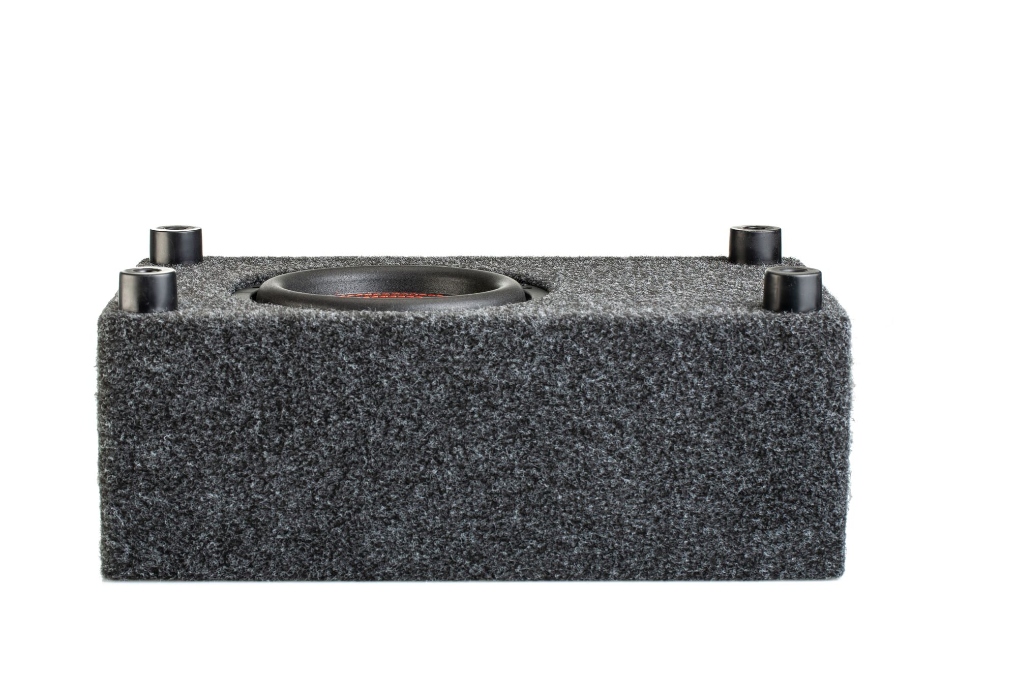 Eine schwarze Subwoofer-Box mit einem Lautsprecher in der Mitte auf weißem Hintergrund.