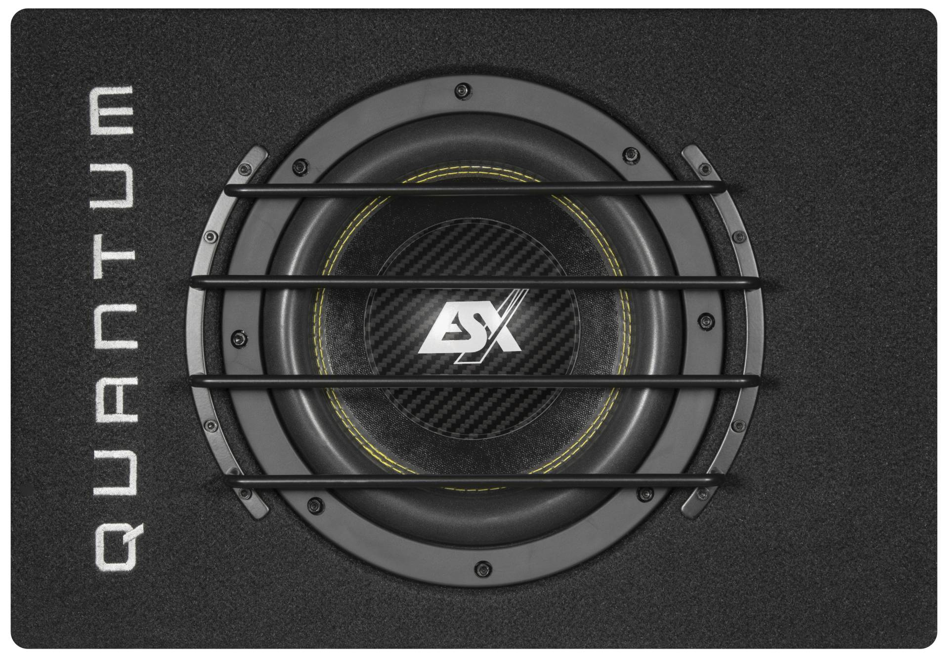 Ein schwarzer Subwoofer mit kreisförmigem Lautsprecher, Metallgitter und weißem Text auf der linken Seite.