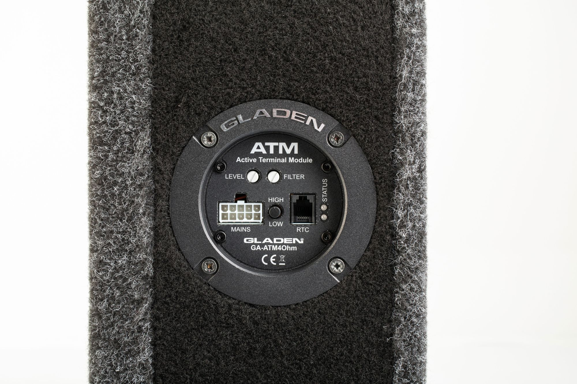 Nahaufnahme des aktiven Anschlussmoduls eines Autolautsprechers mit Knöpfen und Anschlüssen auf Schwarz.