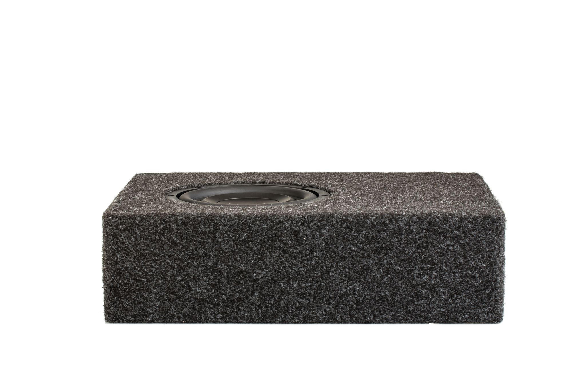 Ein grauer Subwoofer in einem rechteckigen Gehäuse, isoliert auf weißem Hintergrund.