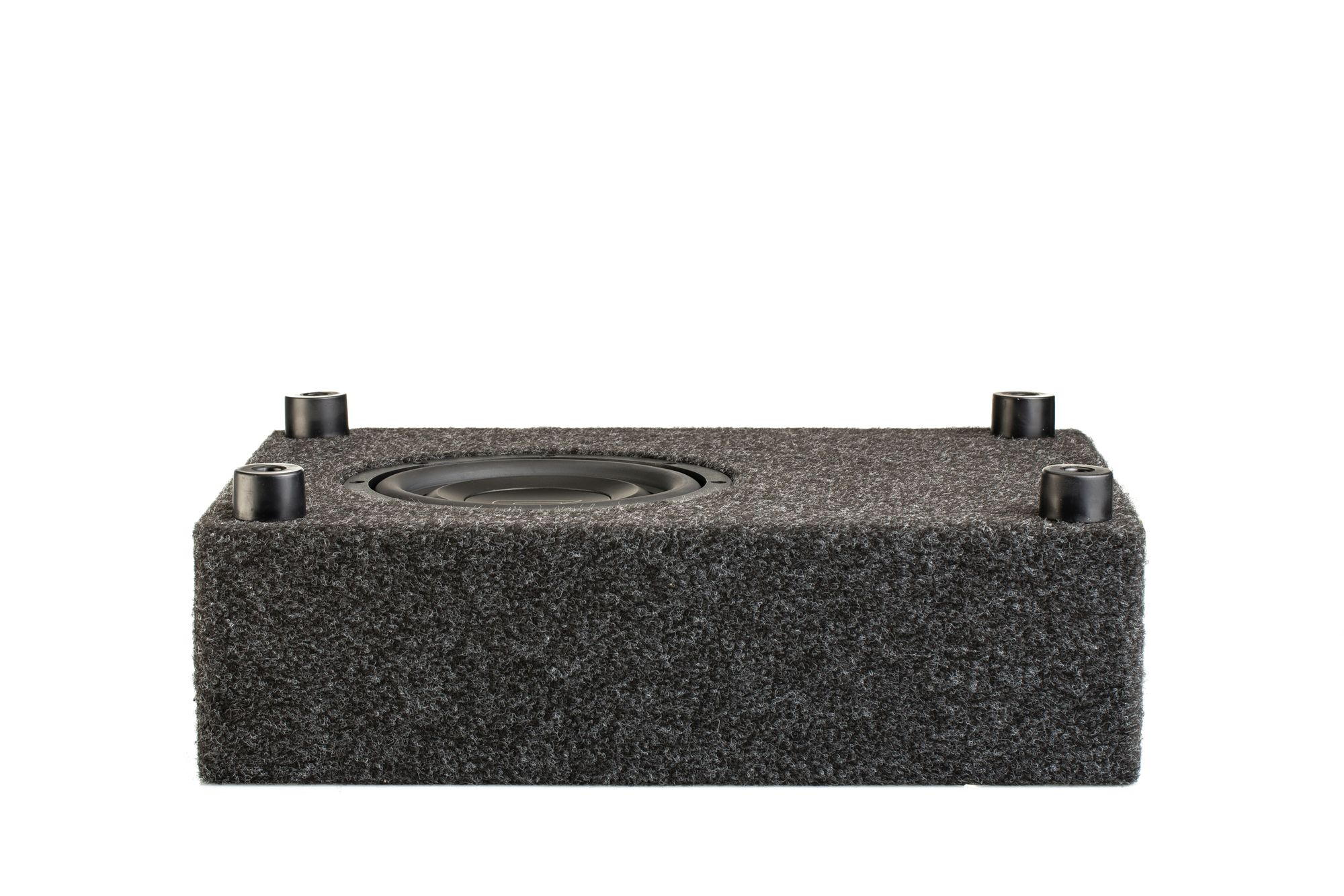 Rechteckige schwarze Subwoofer-Box mit Lautsprecher und vier schwarzen Füßen.