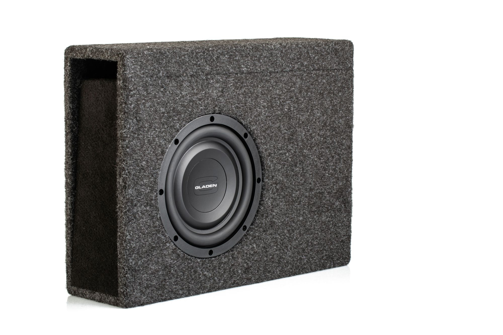 Eine graue Subwoofer-Box mit einem schwarzen Lautsprecher auf weißem Hintergrund.