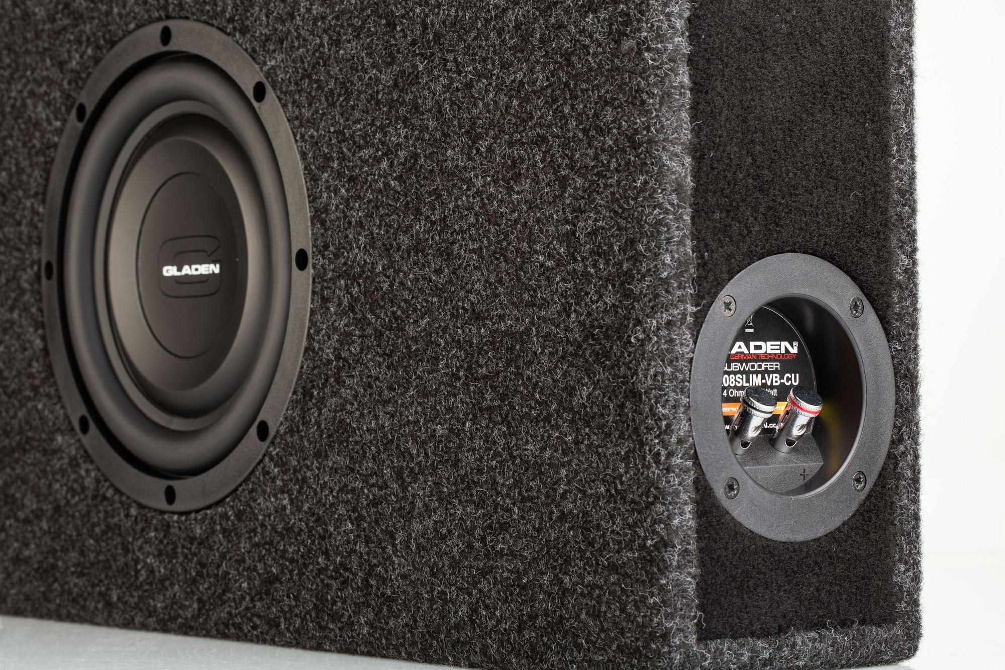 Schwarze Subwoofer-Box mit Gladen-Lautsprecher und Anschlussfeld.