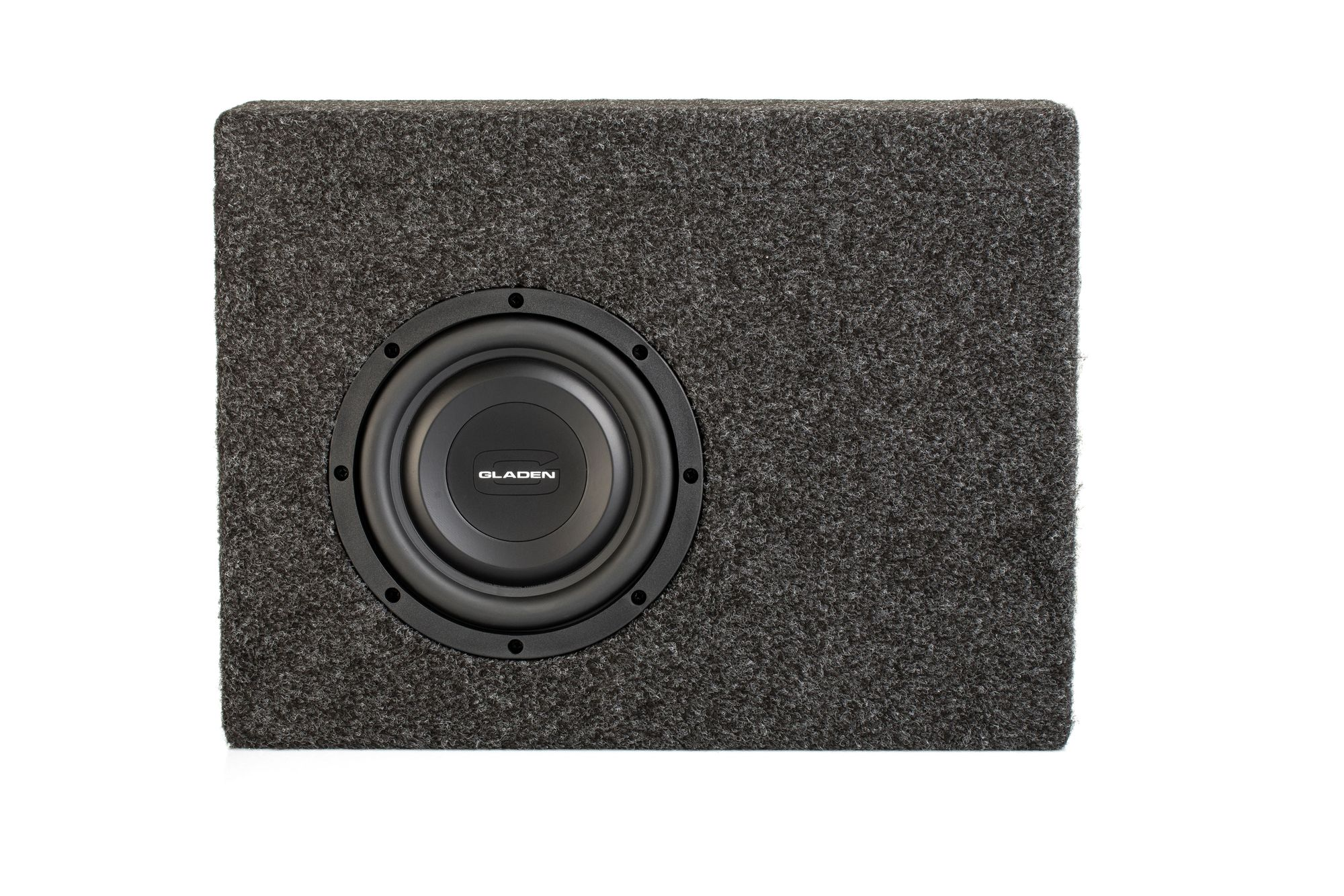 Subwoofer in einem rechteckigen Gehäuse. Dunkelgrauer Stoff. Weißer Hintergrund.