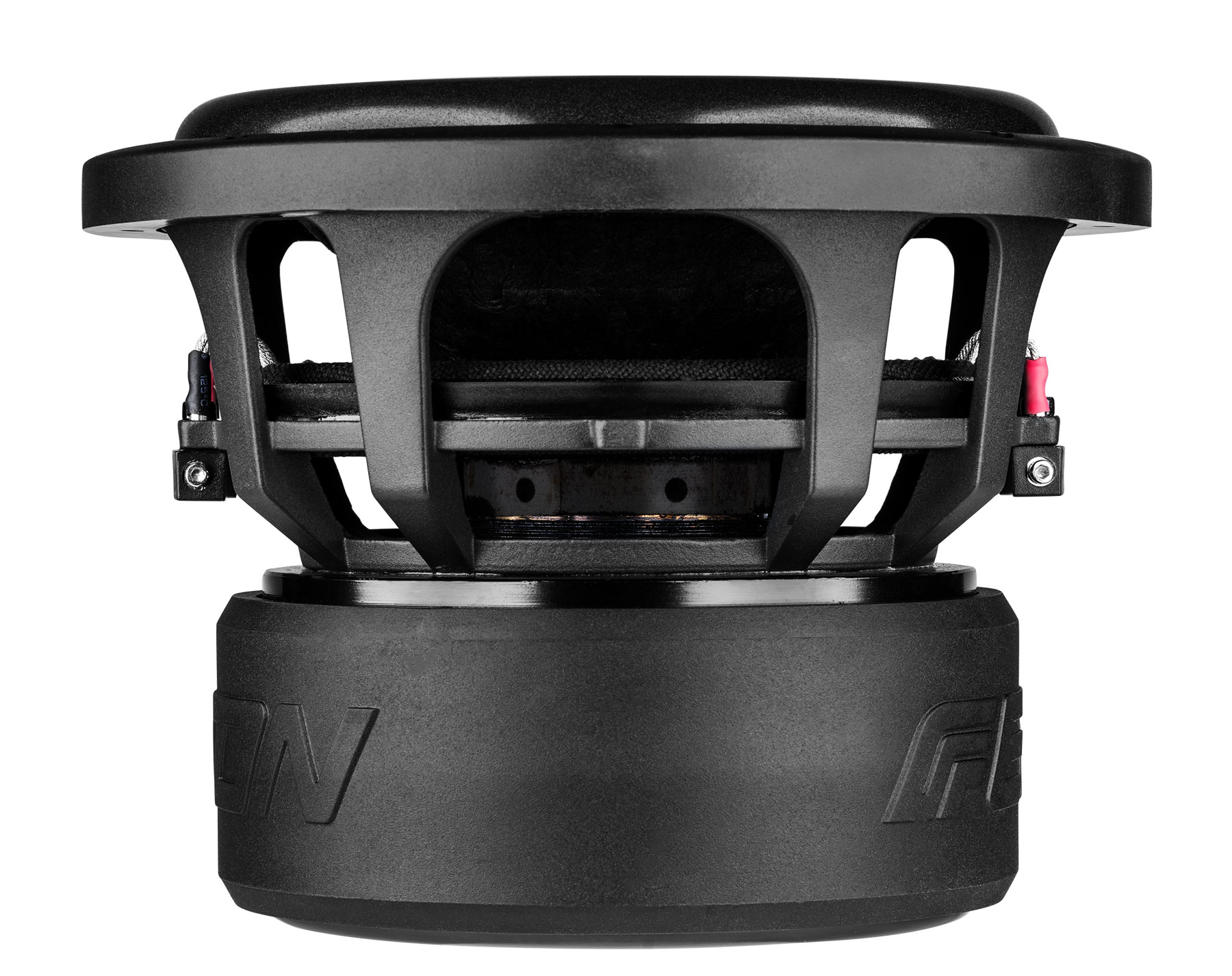 Ein schwarzer Subwoofer mit dunklem Hintergrund. Es hat einen Lautsprecherkonus, einen Surround und ein schwarzes Äußeres.